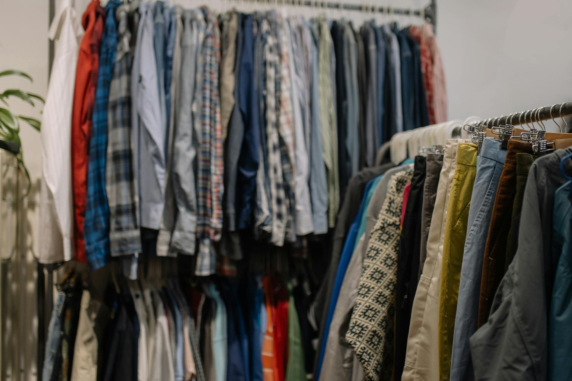 Vêtements sur cintres | Source : Pexels