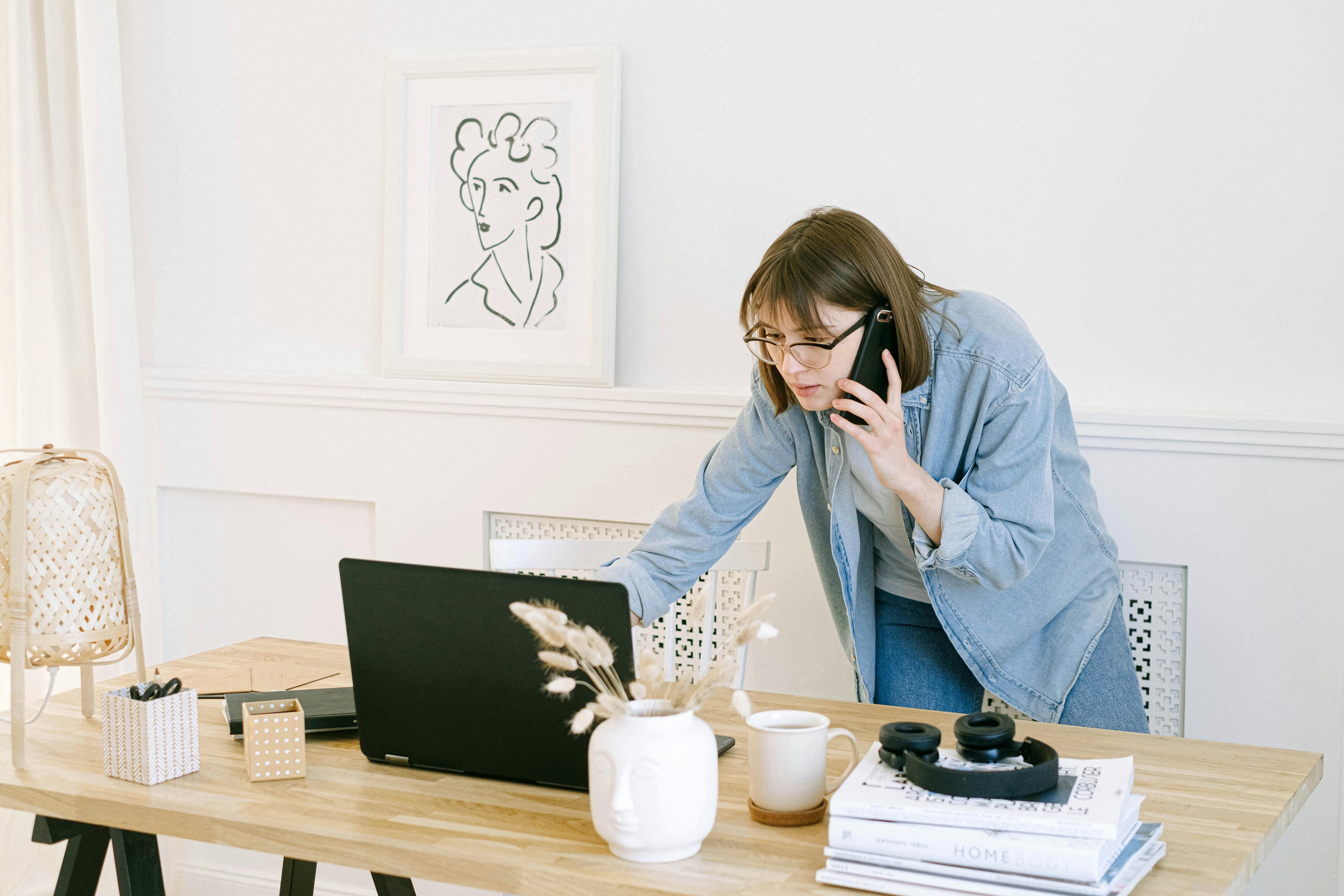 Femme en train de téléphoner en regardant un ordinateur portable | Source  : Pexels