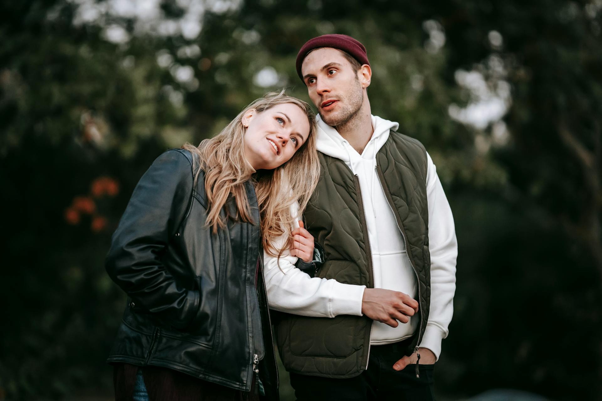 Un couple dans un parc | Source : Pexels