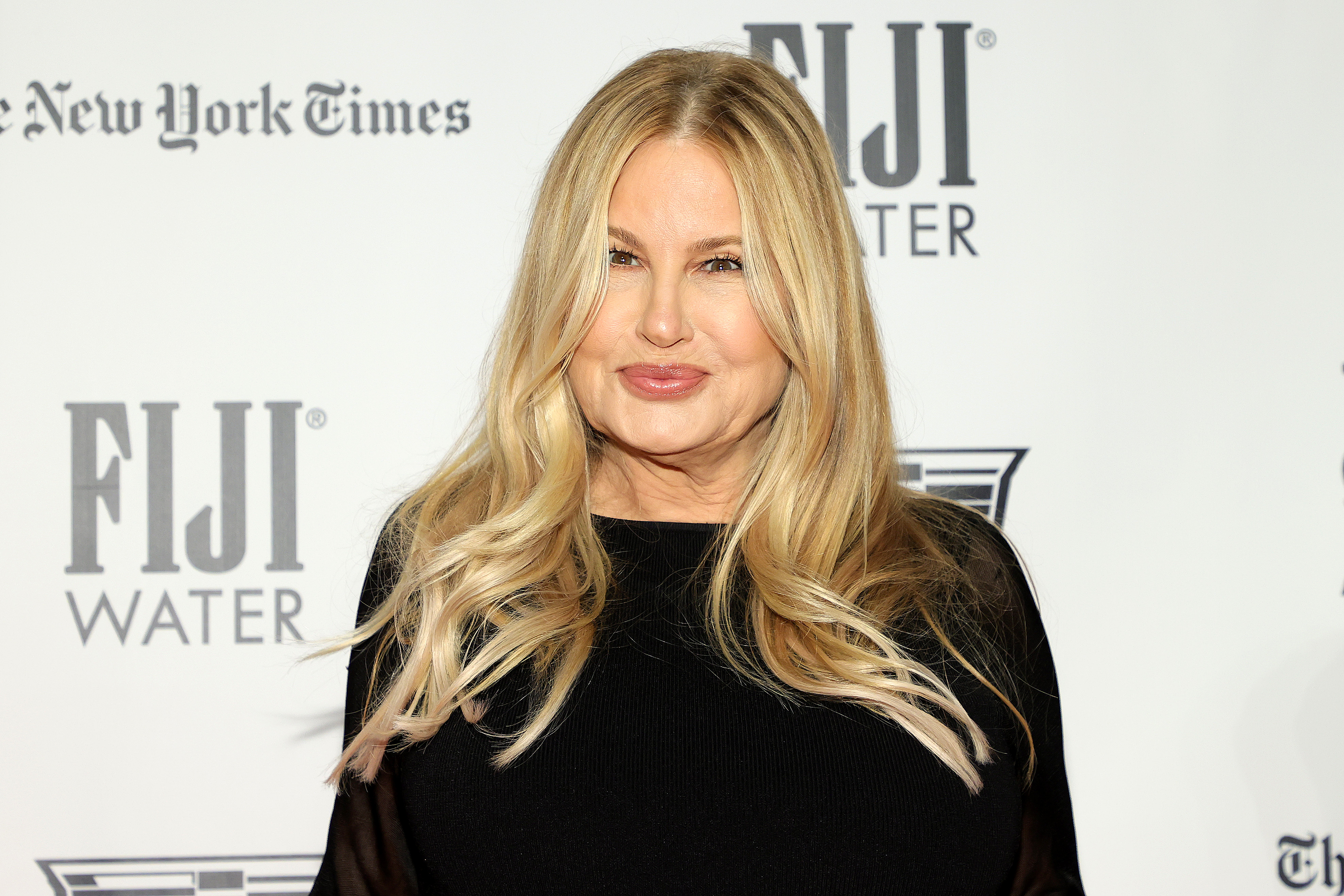 Jennifer Coolidge aux Gotham Awards à New York, posant devant un décor à l'effigie de la marque | Source : Getty Images