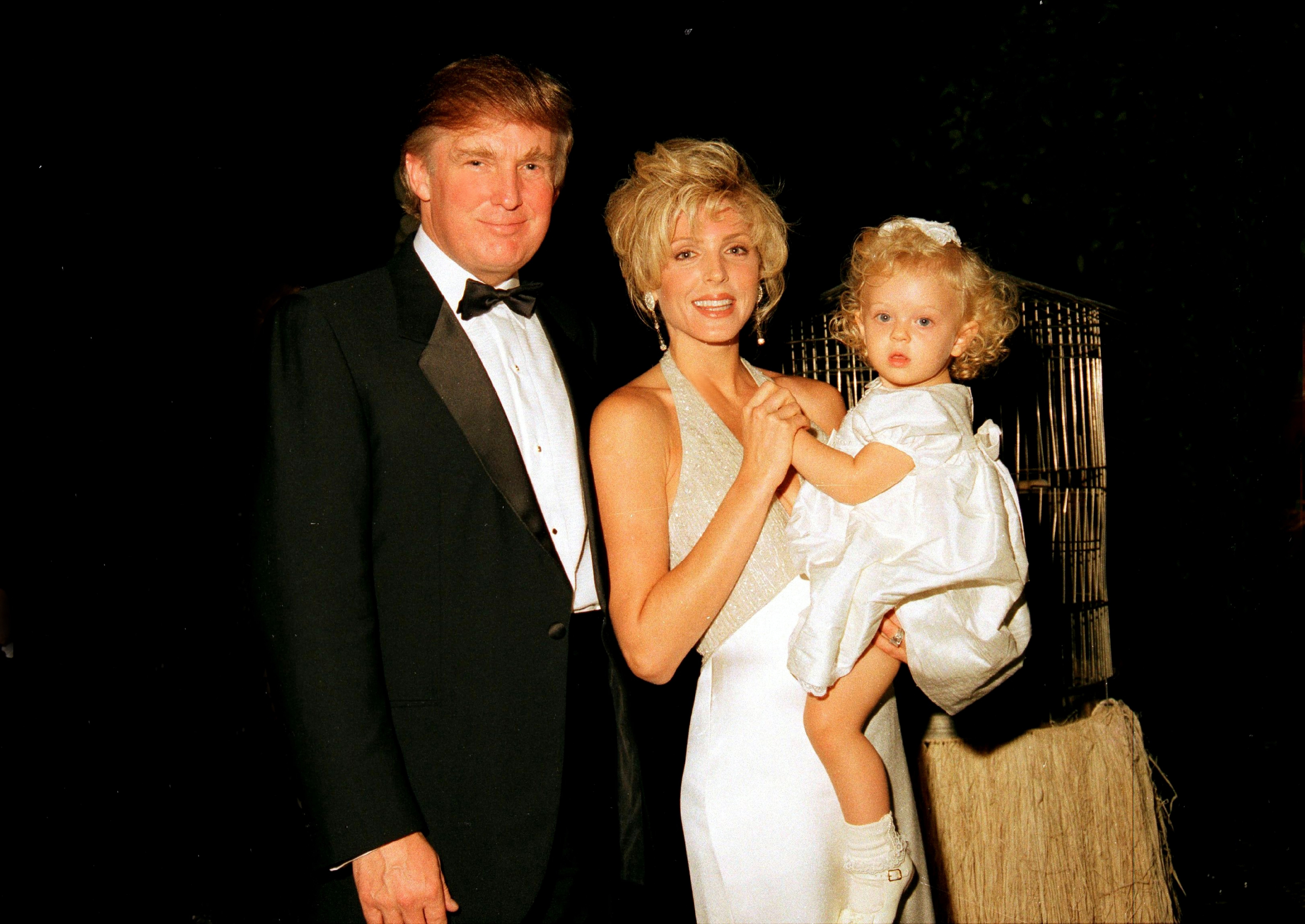 Donald Trump et Marla Maples, et leur fille, Tiffany, lors de la fête d'ouverture officielle du club Mar-a-Lago, Palm Beach, Floride, 22 avril 1995. | Source : Getty Images