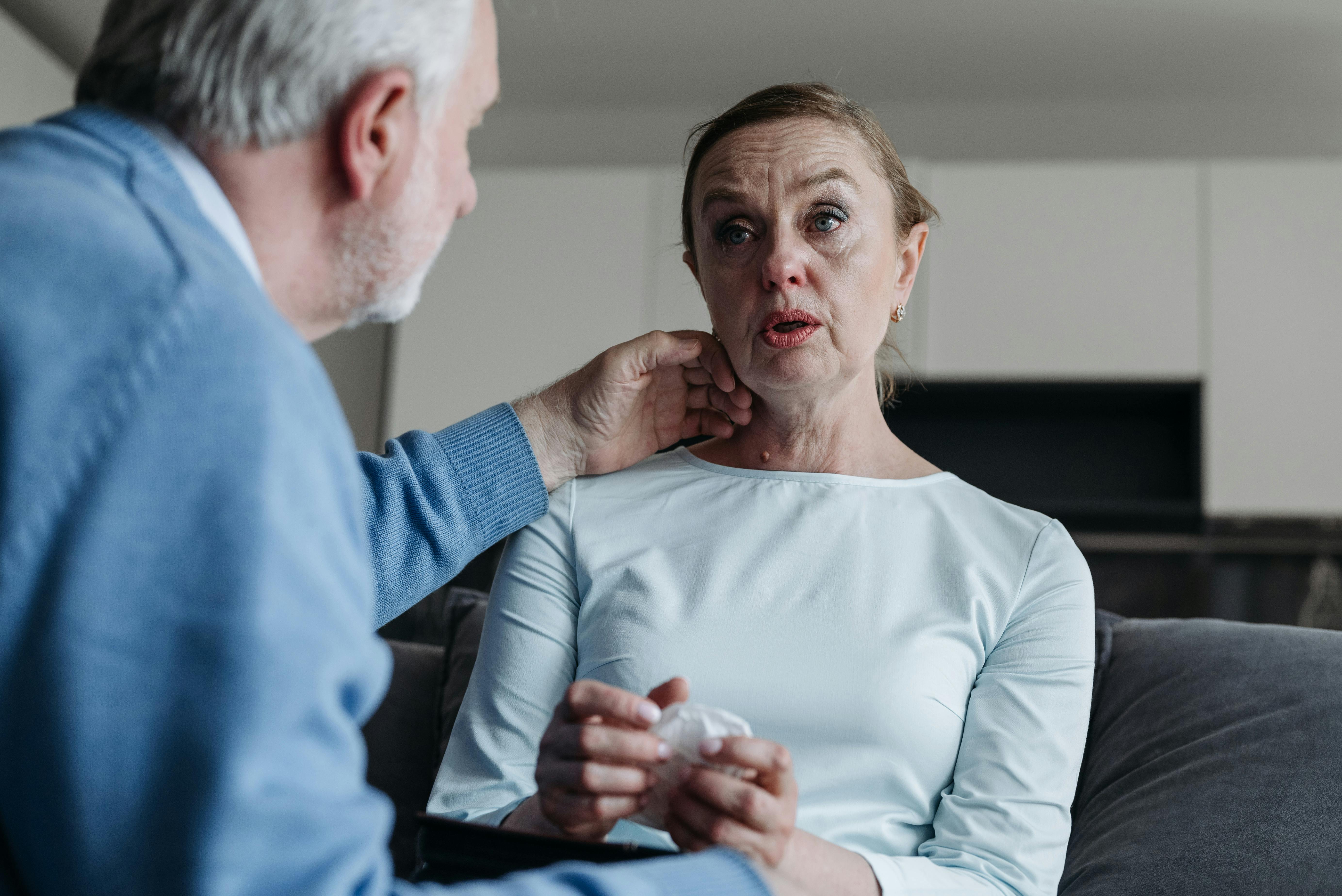 Un mari qui réconforte sa femme en pleurs | Source : Pexels