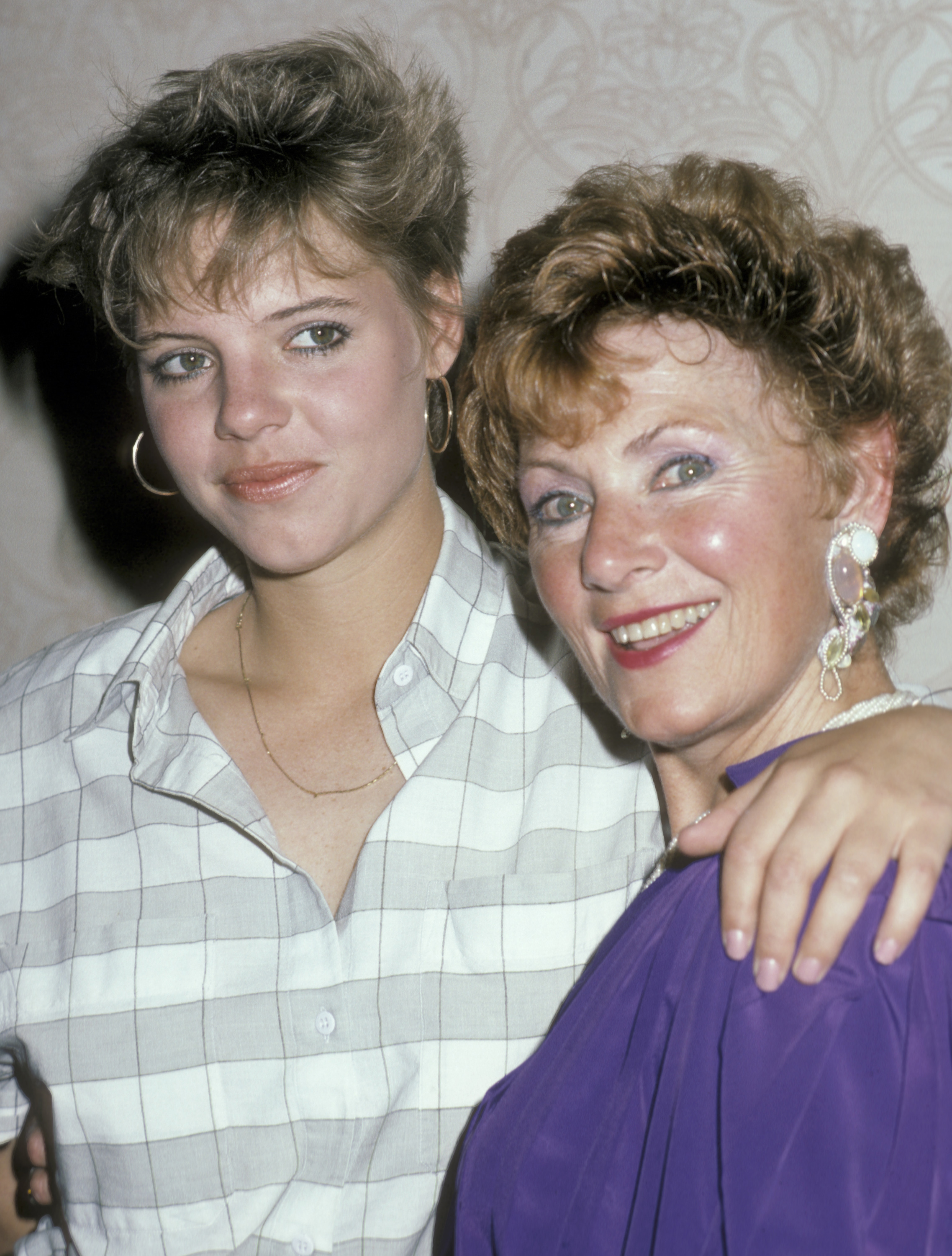 L'actrice et Ellen Ross au cinquième défilé de mode annuel mère-fille le 27 mars 1986 à Beverly Hills, en Californie. | Source : Getty Images