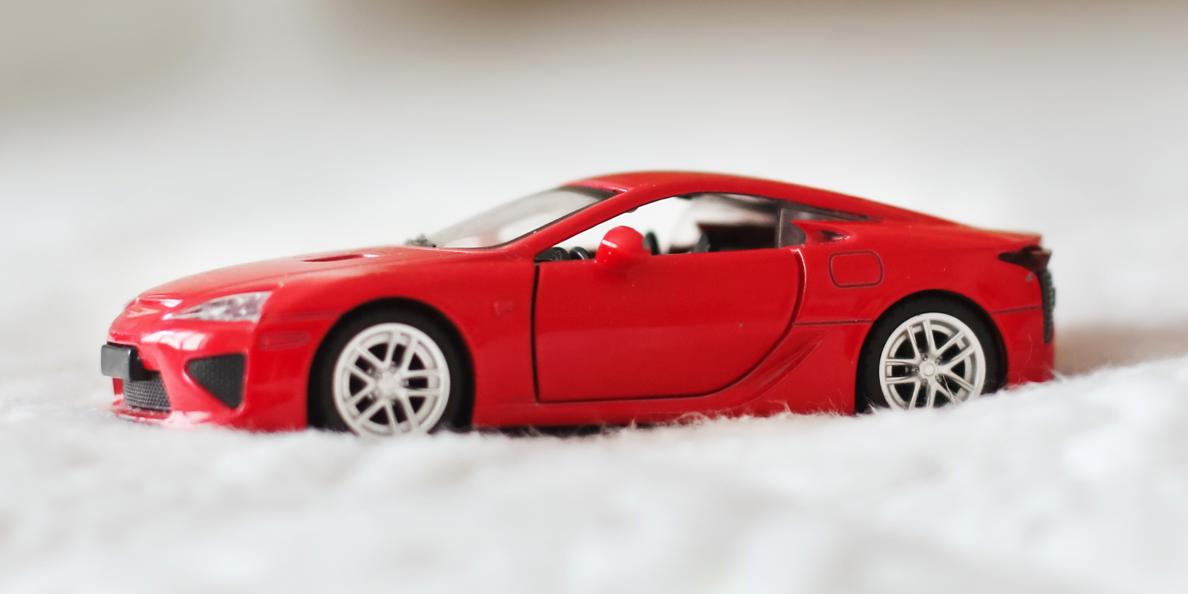Une voiture jouet rouge | Source : Shutterstock
