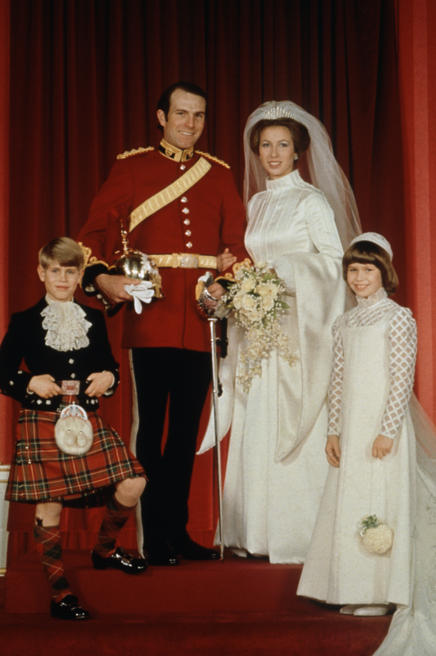(De gauche à droite) Le prince Edward, Mark Phillips, la princesse Anne et Lady Sarah Armstrong-Jones le jour du mariage du couple le 14 novembre 1973 à Londres, en Angleterre. | Source : Getty Images