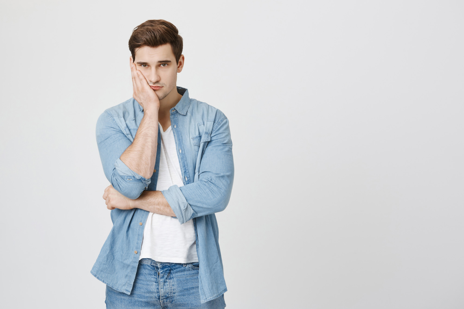 Un homme bouleversé | Source : Freepik