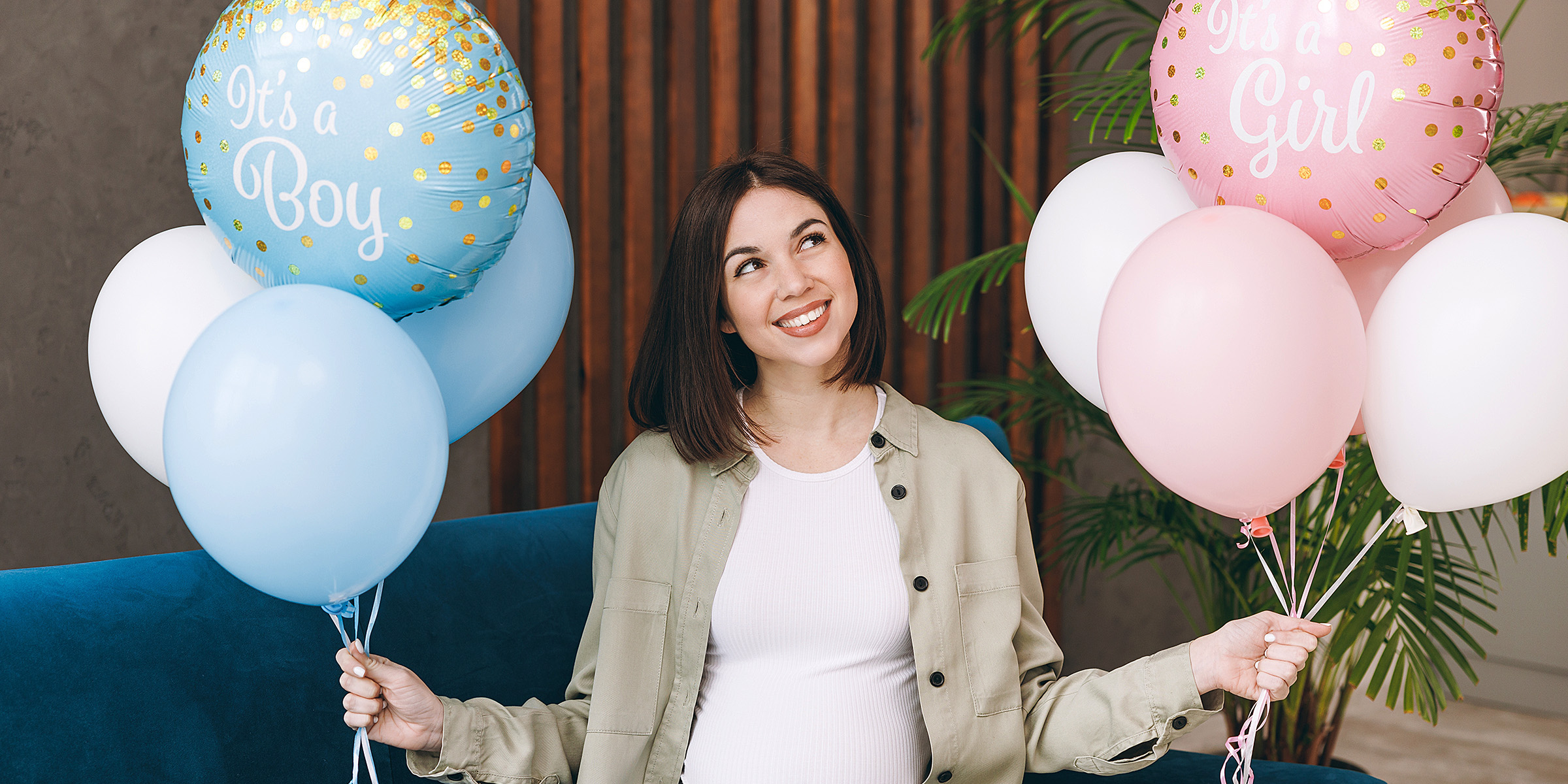 Une femme heureuse tenant des ballons lors d'une fête de révélation du sexe | Source : Shutterstock