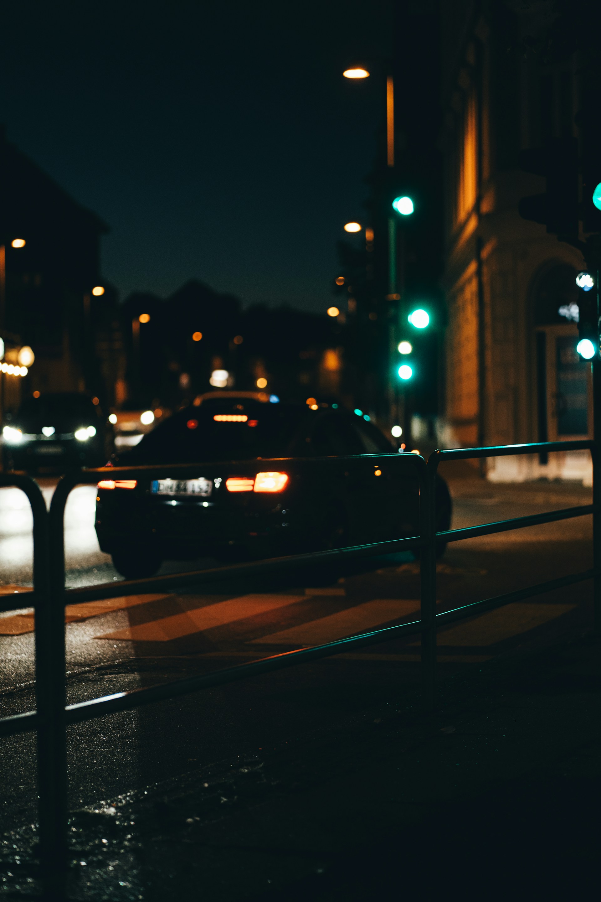 Une voiture qui roule la nuit | Source : Unsplash