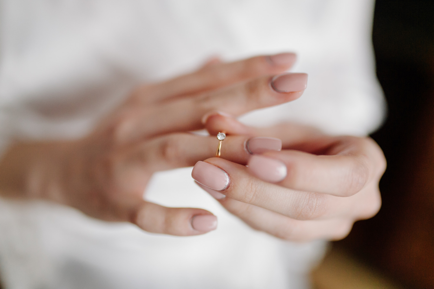 Gros plan sur une femme qui enlève sa bague | Source : Freepik