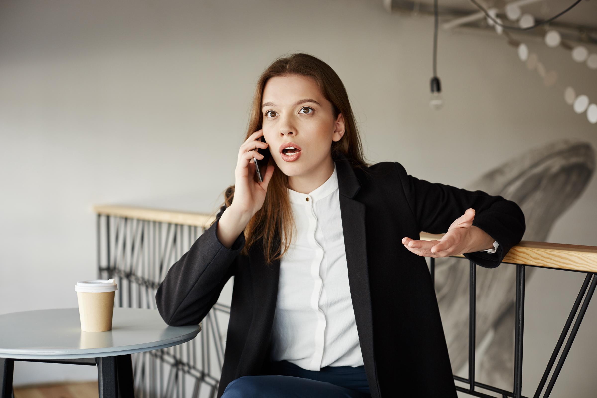 Une femme bouleversée lors d'un appel | Source : Freepik