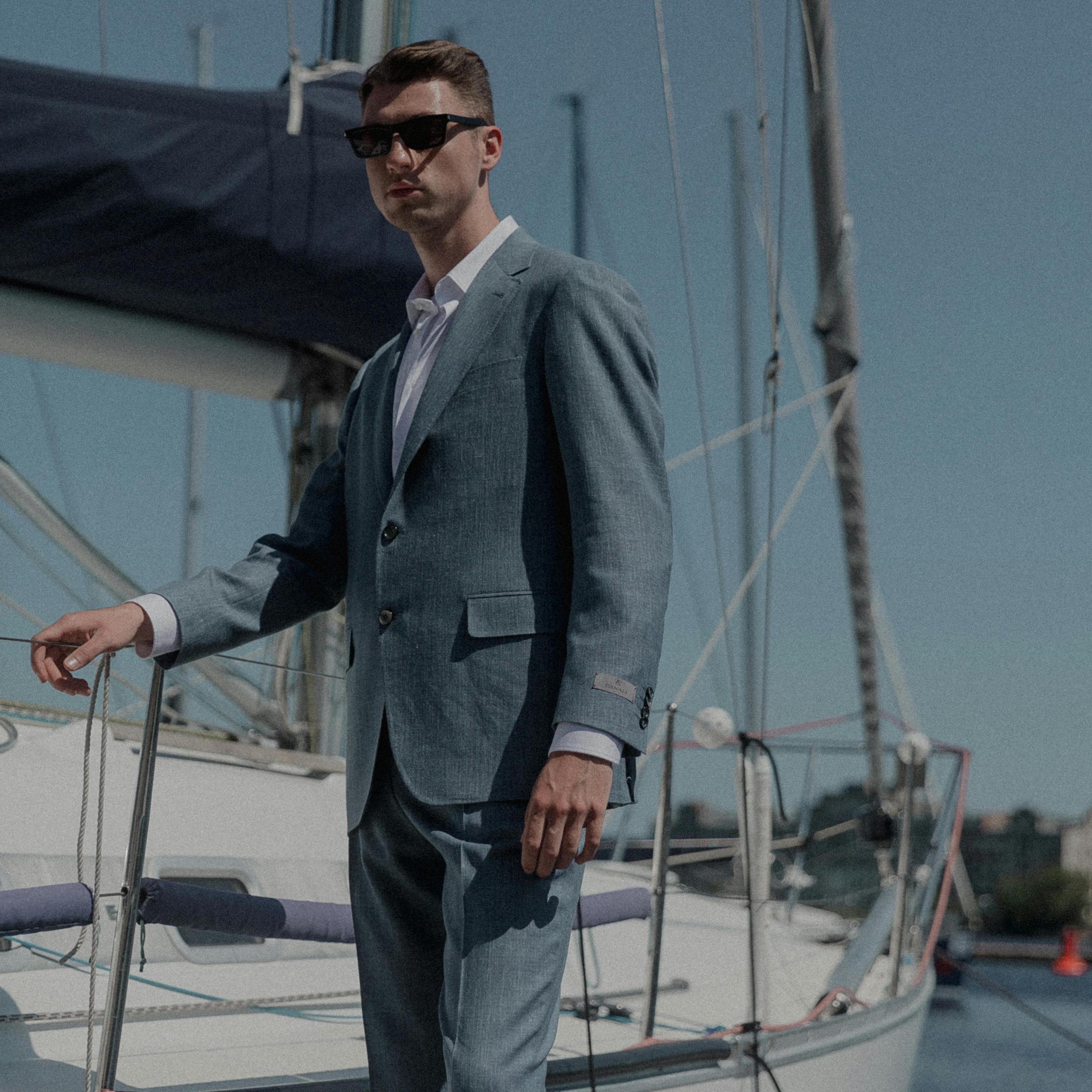 Un homme élégamment vêtu se tenant sur la jetée d'un yacht | Source : Pexels