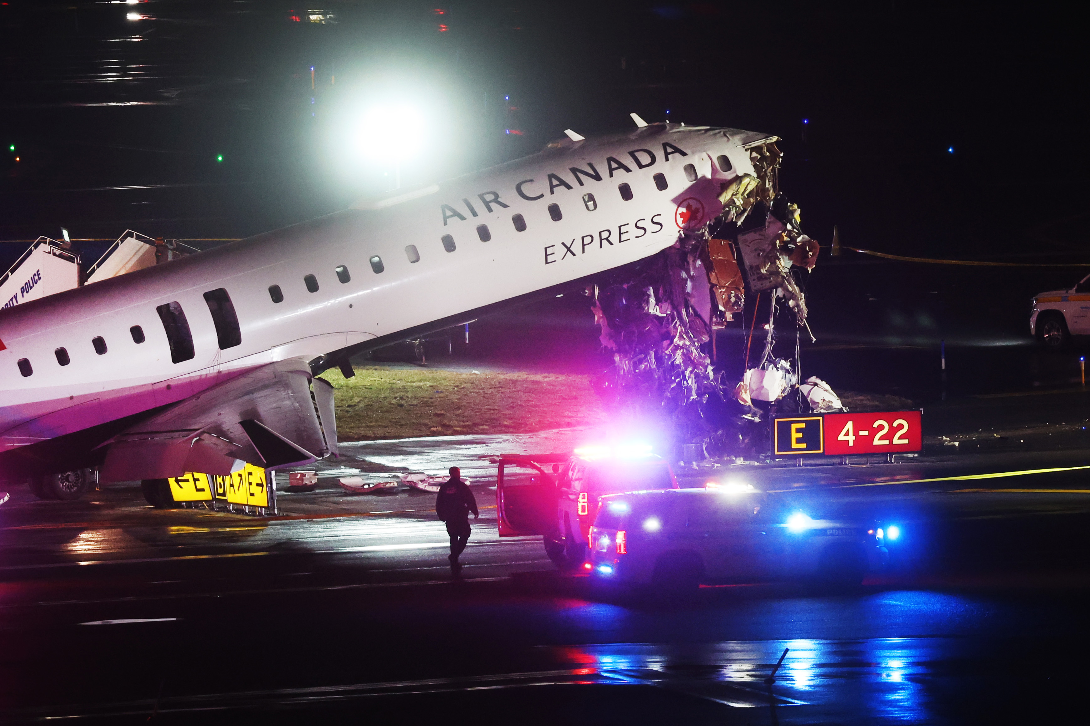 Un avion de ligne entre en collision avec un camion de pompiers lors de son atterrissage à l'aéroport LaGuardia le 23 mars 2026. | Source : Getty Images