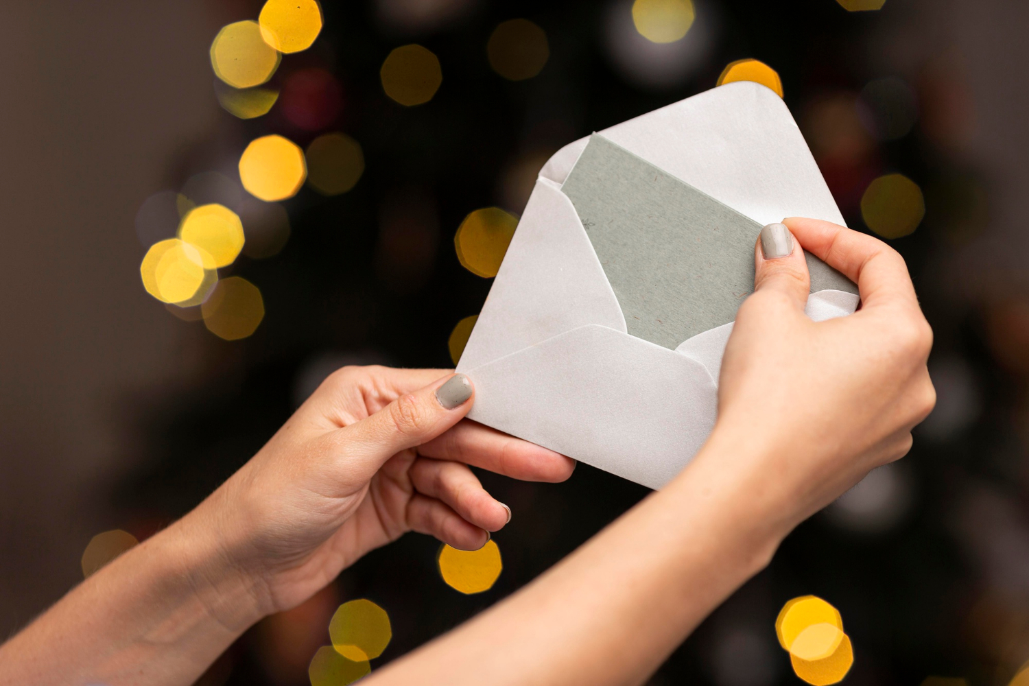Une femme tenant une enveloppe | Source : Freepik