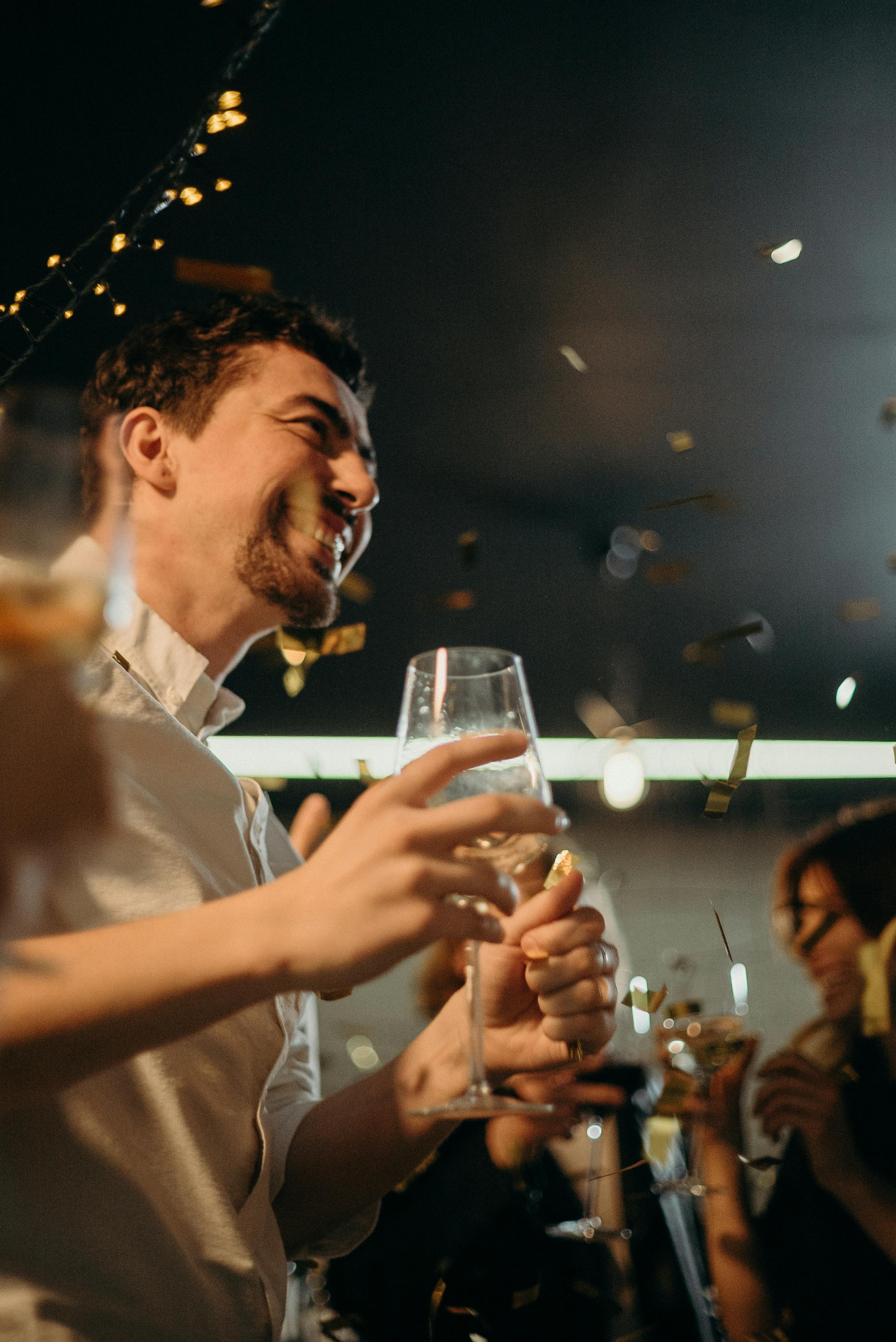 Un homme à une fête | Source : Pexels