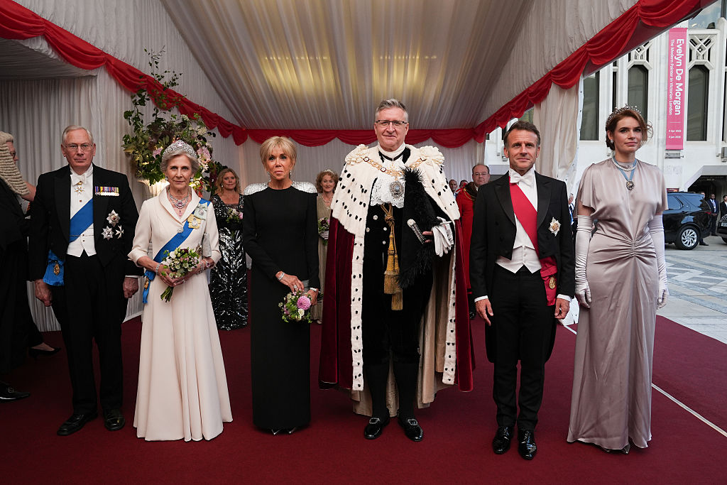 (De gauche à droite) Le duc et la duchesse de Gloucester, Brigitte Macron, le maire de la City de Londres, Alastair King, le président français Emmanuel Macron et la maire de la City de Londres, Florence King, lors d'un banquet offert en l'honneur du président français Emmanuel Macron et de son épouse Brigitte Macron, au Guildhall. | Source : Getty Images