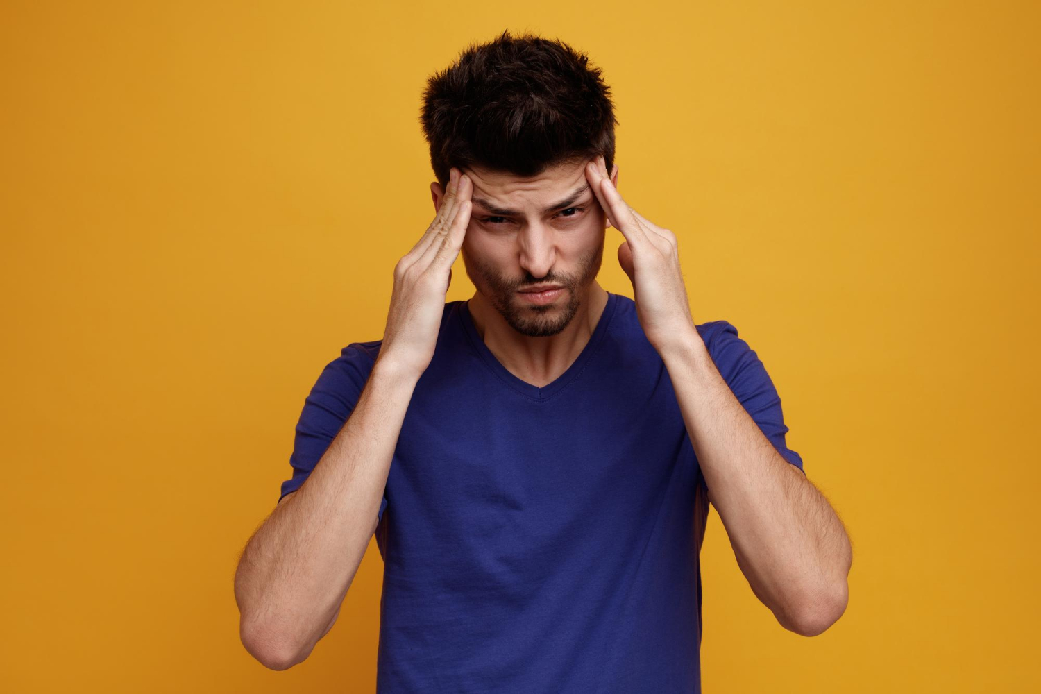 Un homme stressé | Source : Freepik