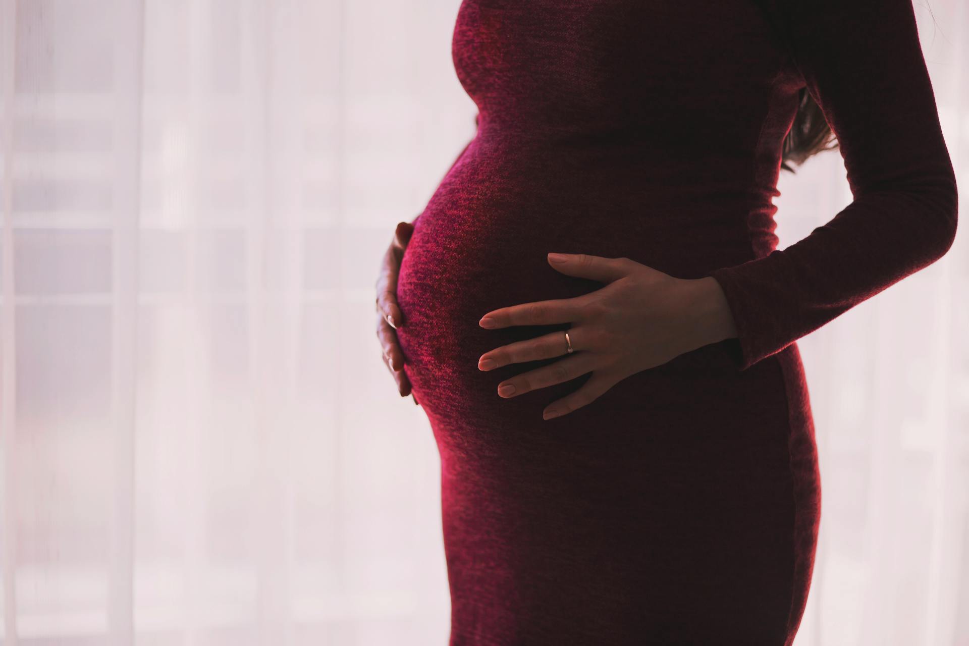 Gros plan d'une femme enceinte tenant son ventre rond | Source : Pexels