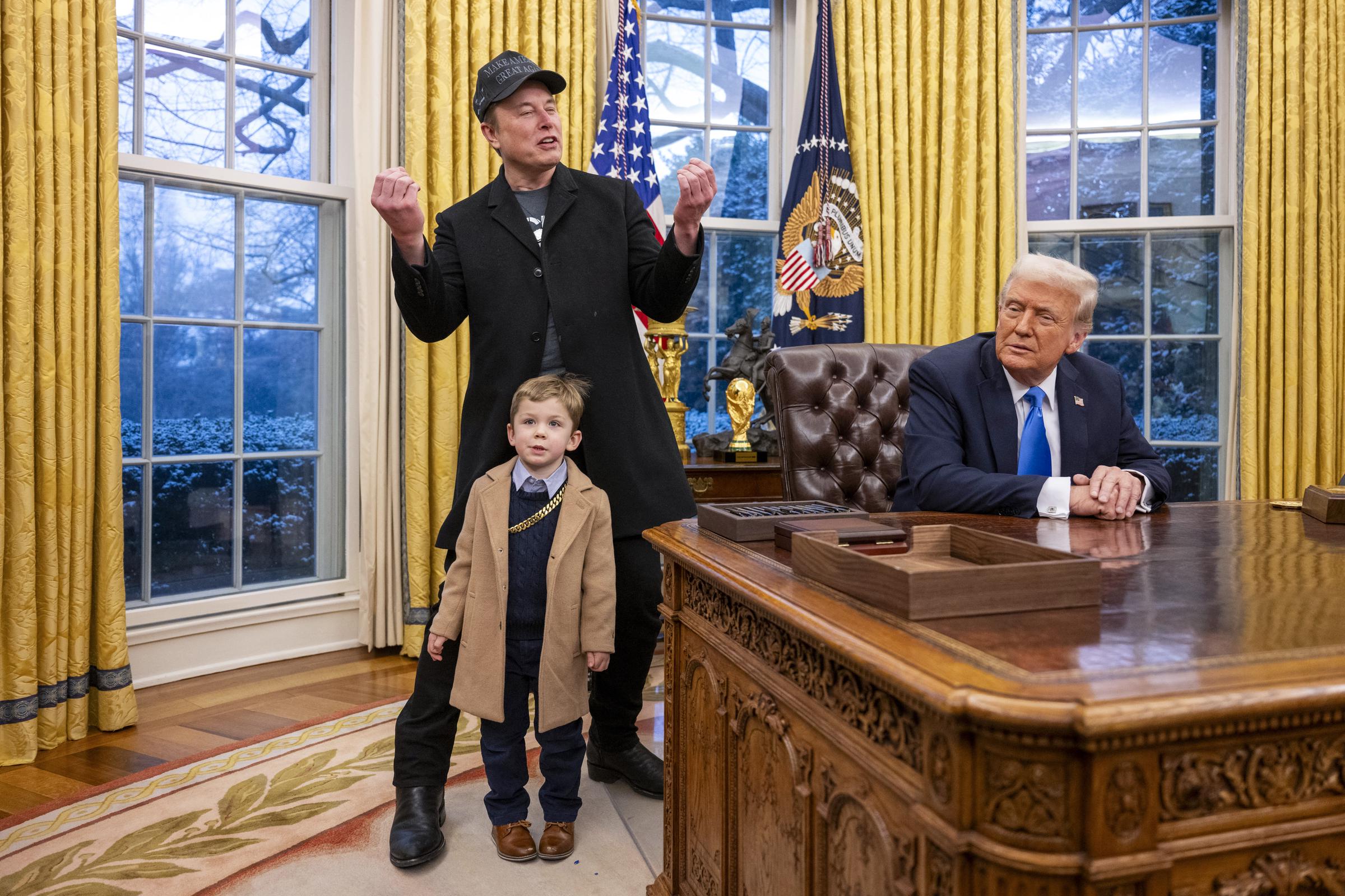Elon Musk et X Æ A-Xii rejoignent Donald Trump alors qu'il signe des décrets dans le bureau ovale de la Maison Blanche à Washington, le 11 février 2025 | Source : Getty Images