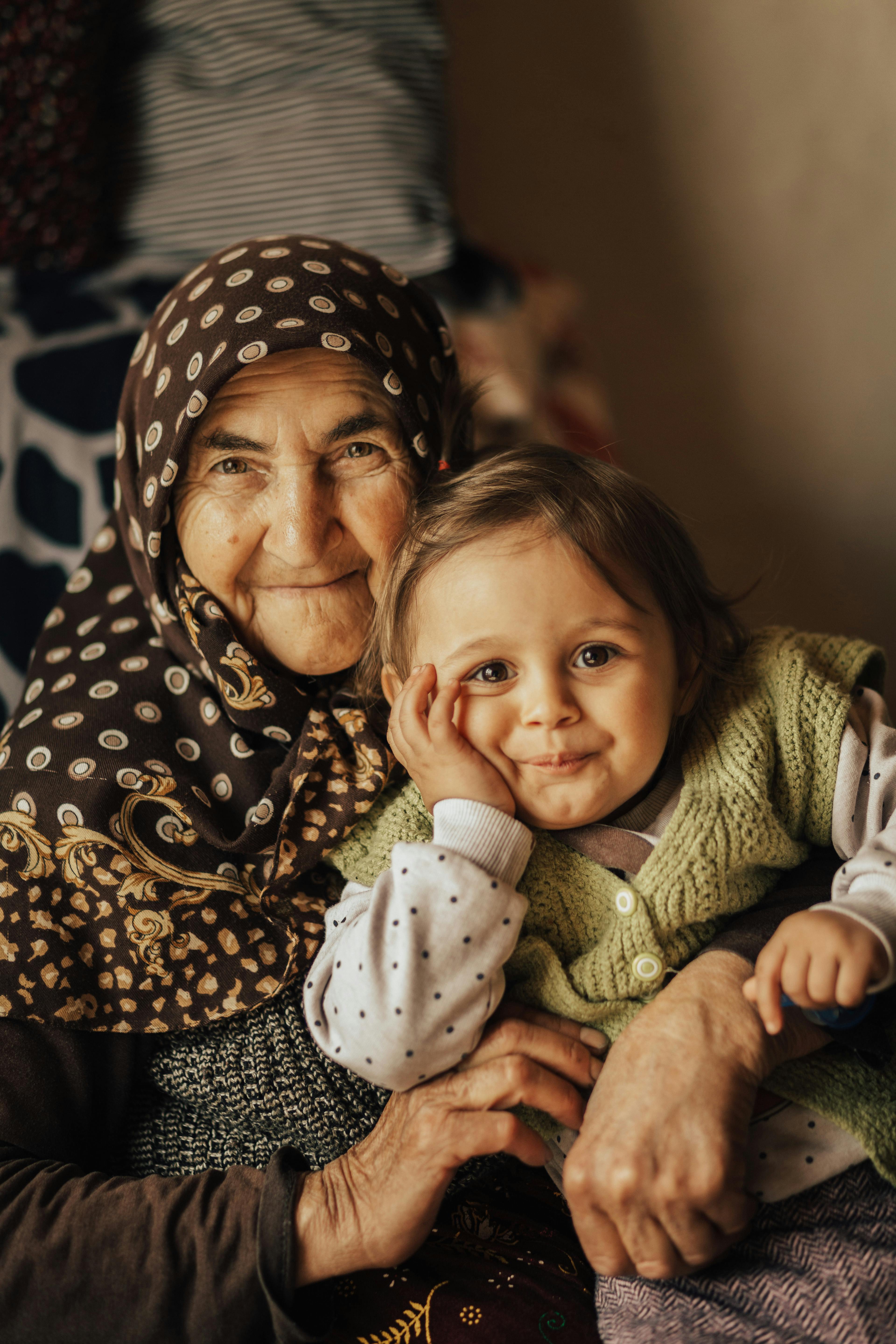 Une grand-mère avec son petit-enfant | Source : Pexels