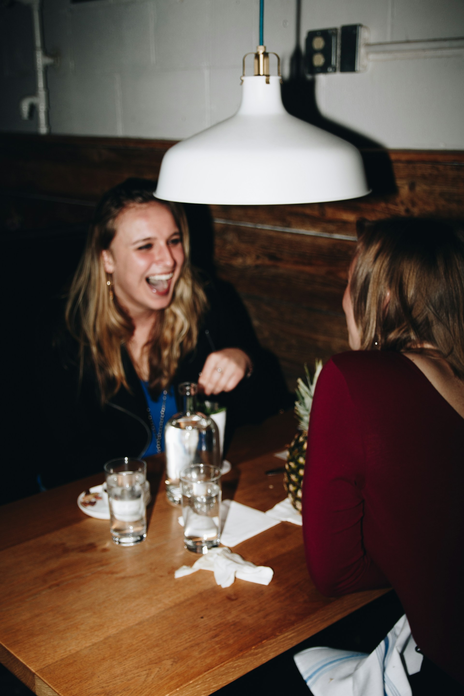 Deux femmes ravies dans un restaurant | Source : Unsplash