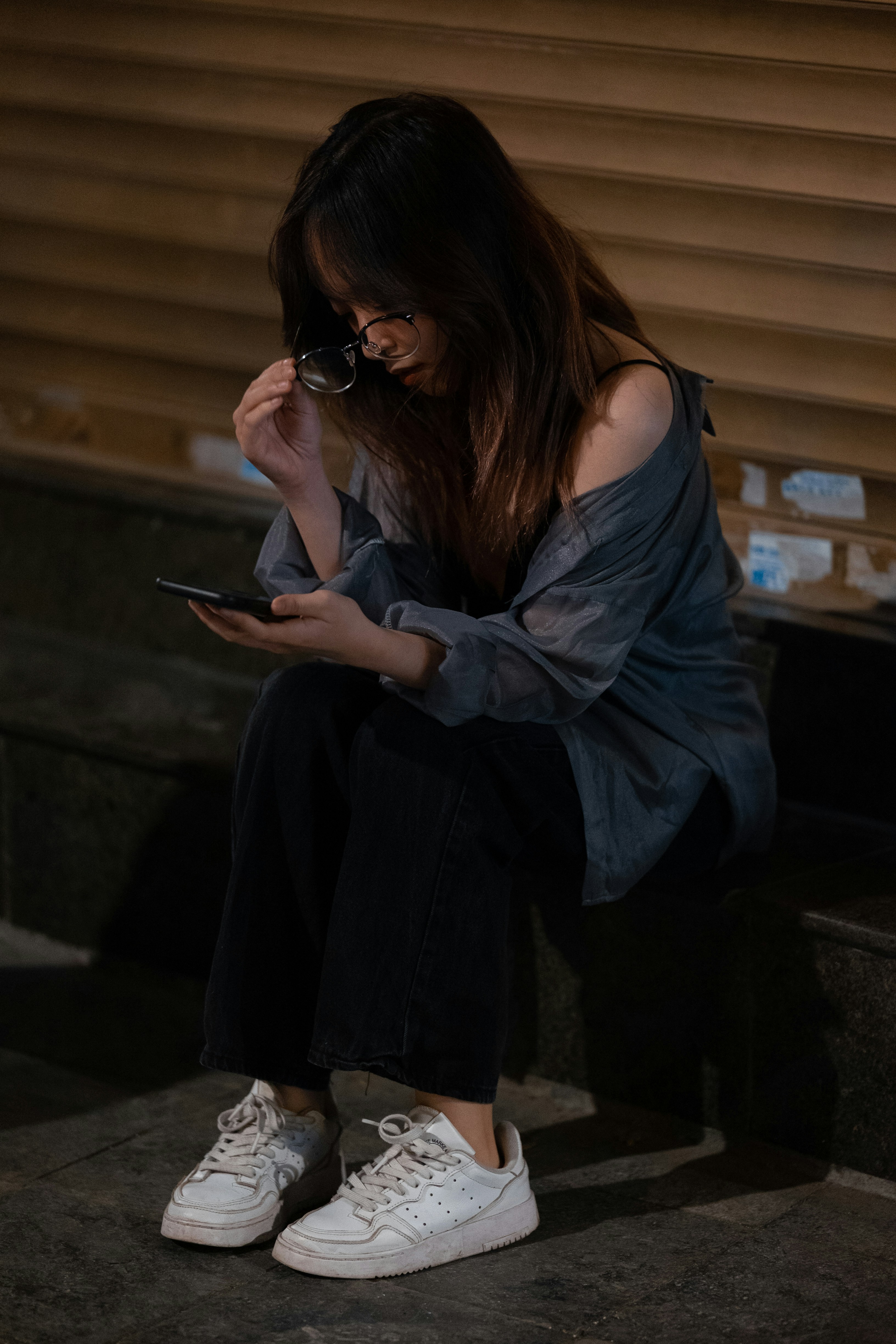 Une femme utilisant son téléphone portable | Source : Unsplash