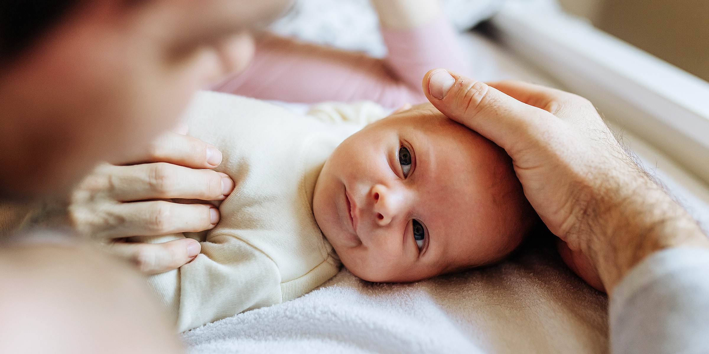 Un homme avec son bébé | Source : Shutterstock
