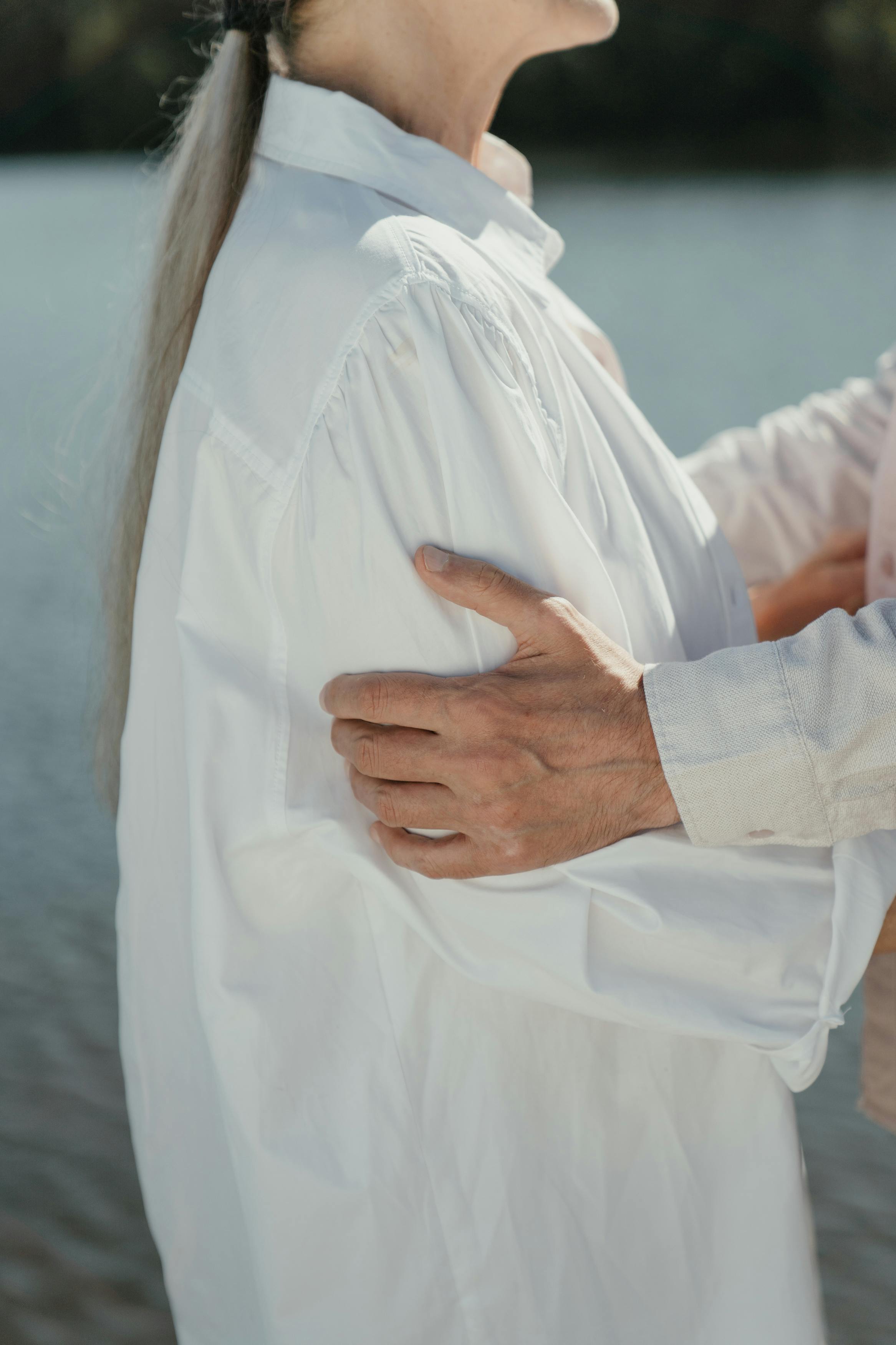 Un couple qui s'embrasse | Source : Pexels
