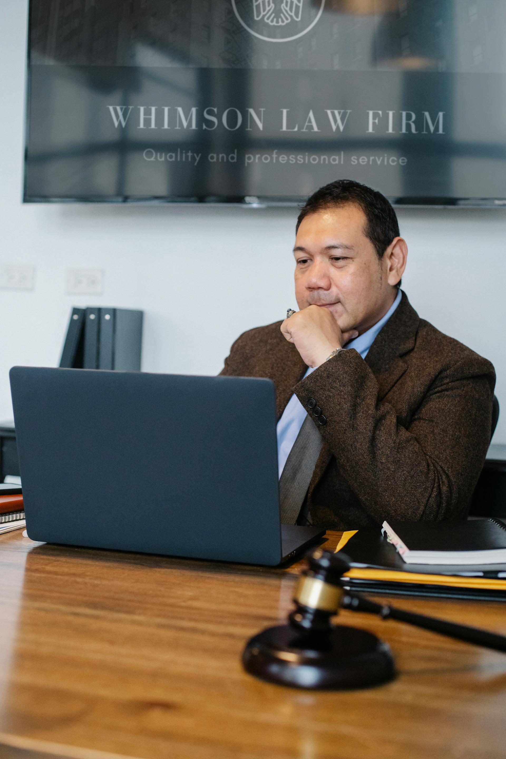 Un avocat assis dans son bureau | Source : Pexels