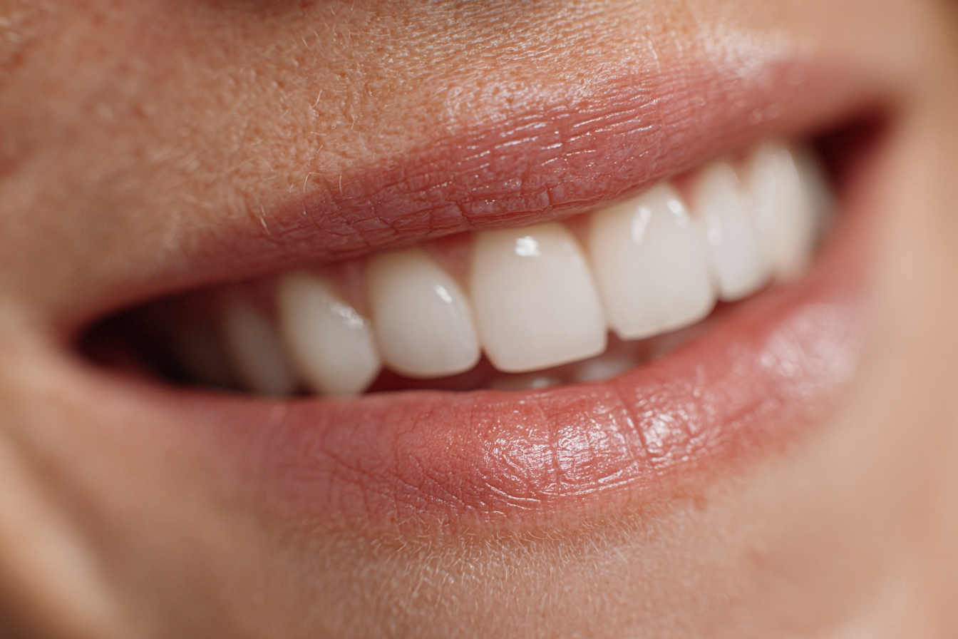 Le sourire d'une femme | Source : Midjourney