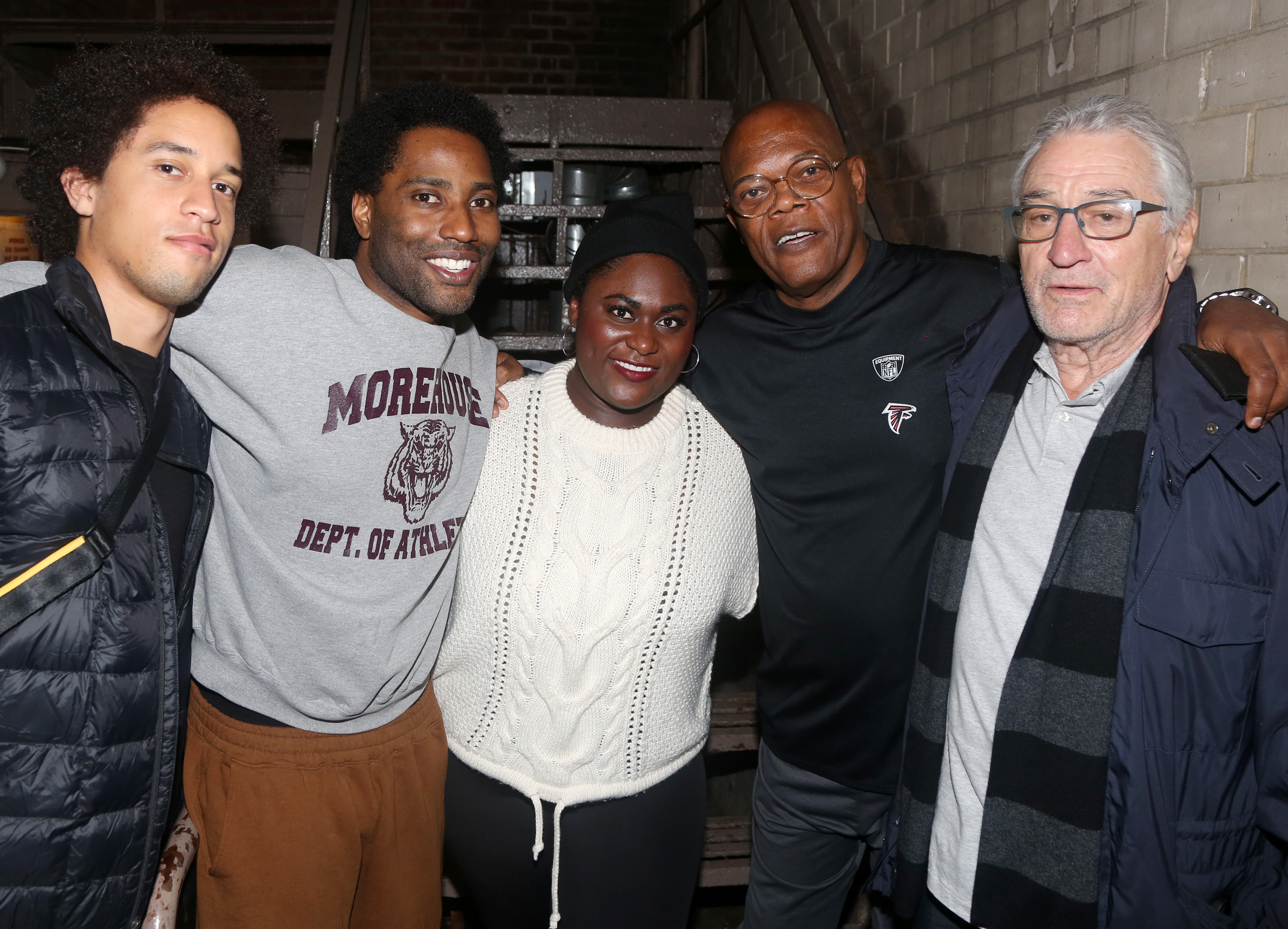 Julian Henry De Niro, John David Washington, Danielle Brooks, Samuel L. Jackson et Robert De Niro dans les coulisses de « The Piano Lesson » à Broadway, le 2 novembre 2022, à New York. | Source : Getty Images
