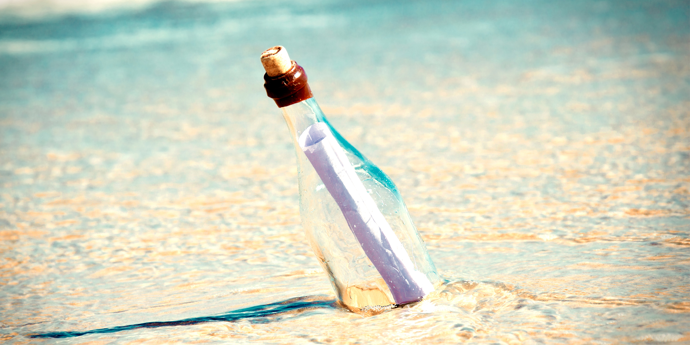 Une bouteille avec une lettre | Source : Freepik
