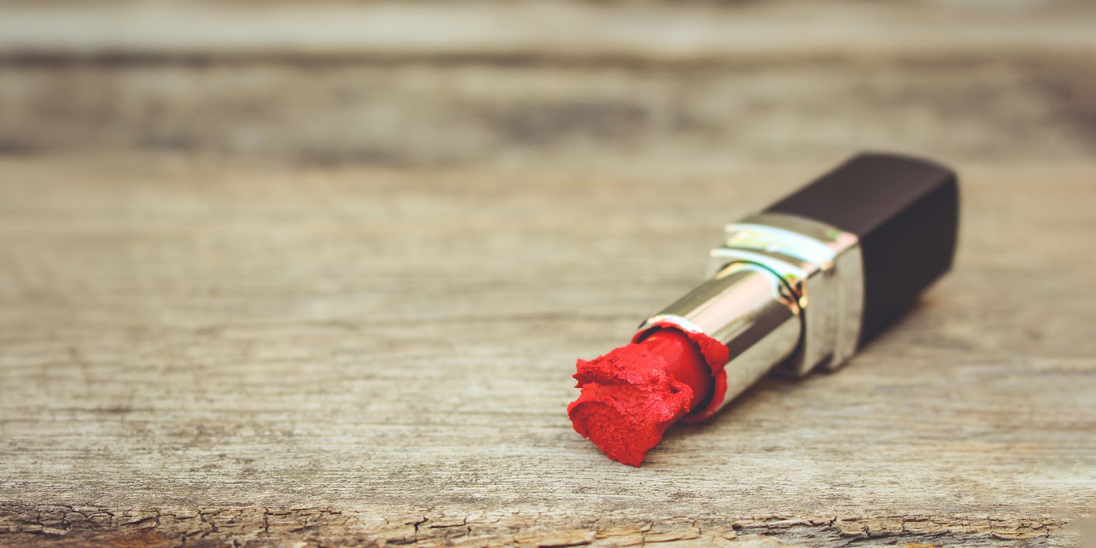 Un rouge à lèvres rouge | Source : Shutterstock