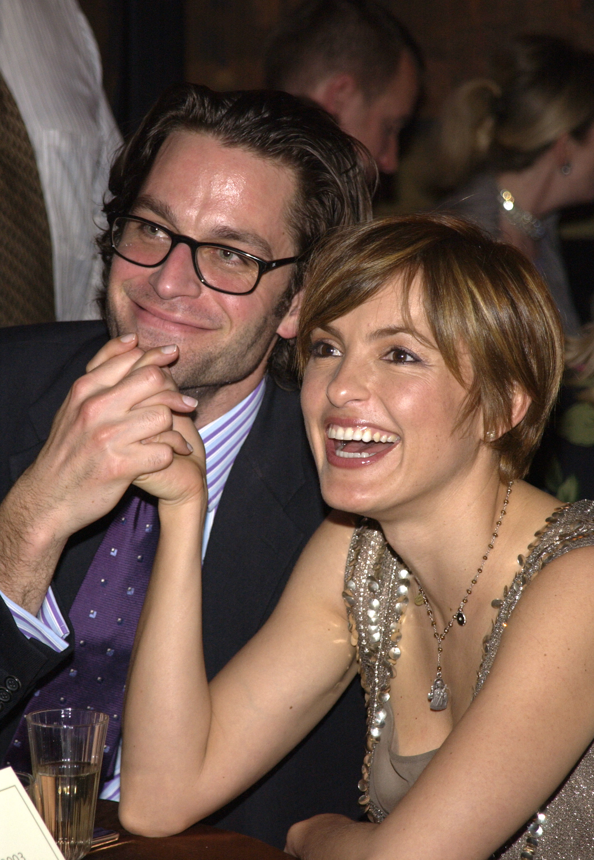 Peter Hermann et Mariska Hargitay lors de la 9e soirée annuelle de visionnage des Oscars organisée par Entertainment Weekly en 2003 à New York. | Source : Getty Images