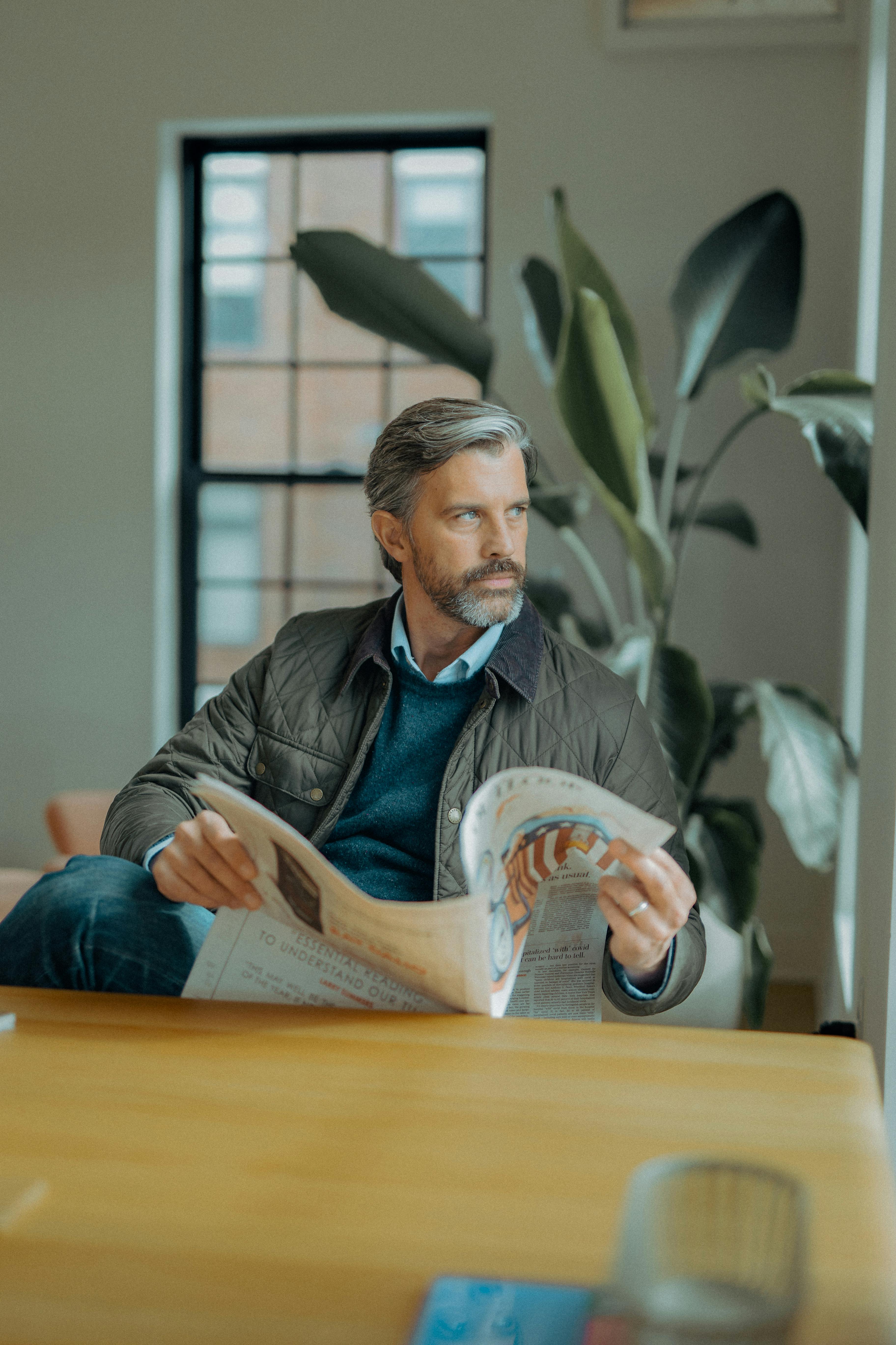 Un homme malheureux qui regarde ailleurs | Source : Pexels