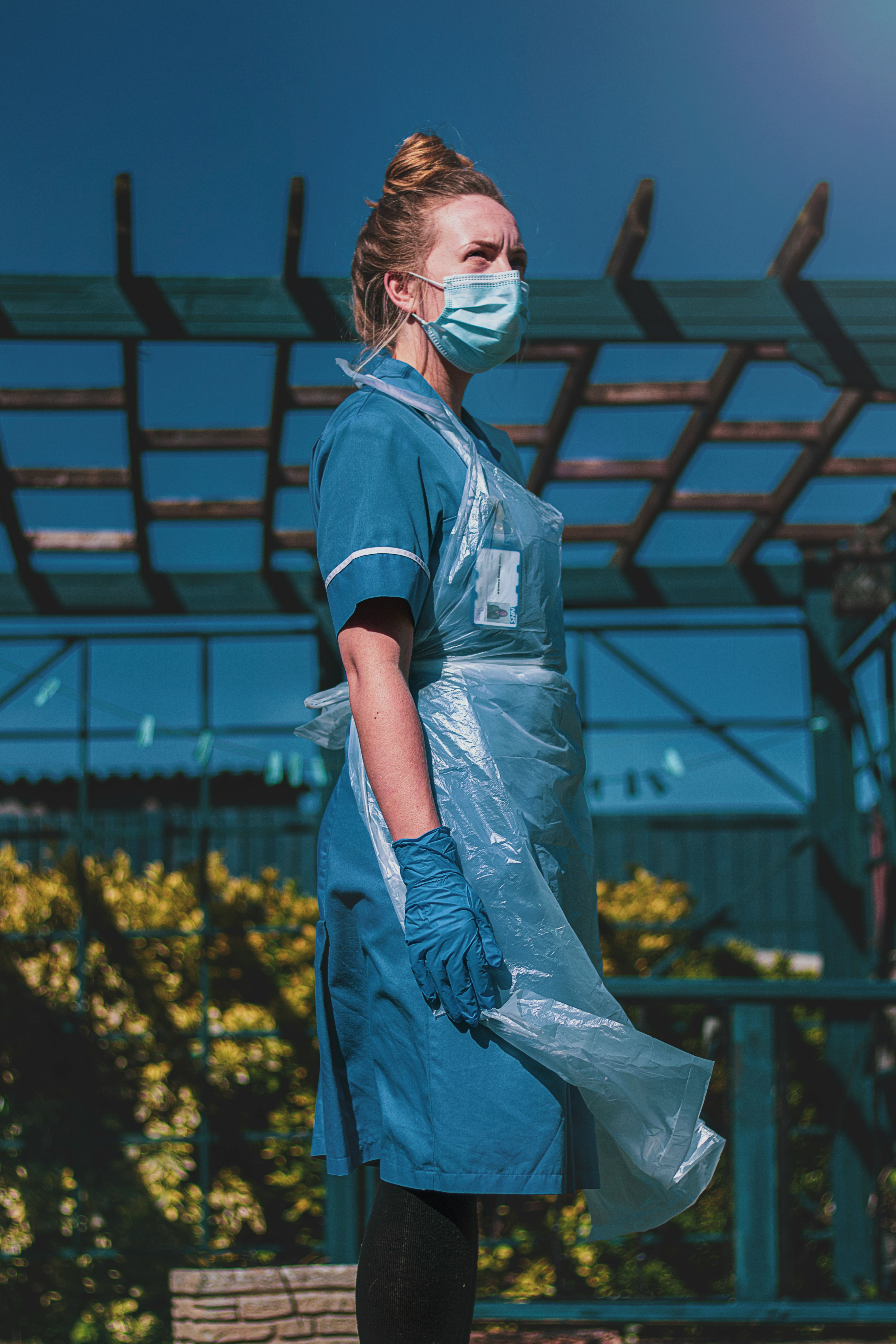 Une femme vêtue de vêtements de nettoyage | Source : Unsplash