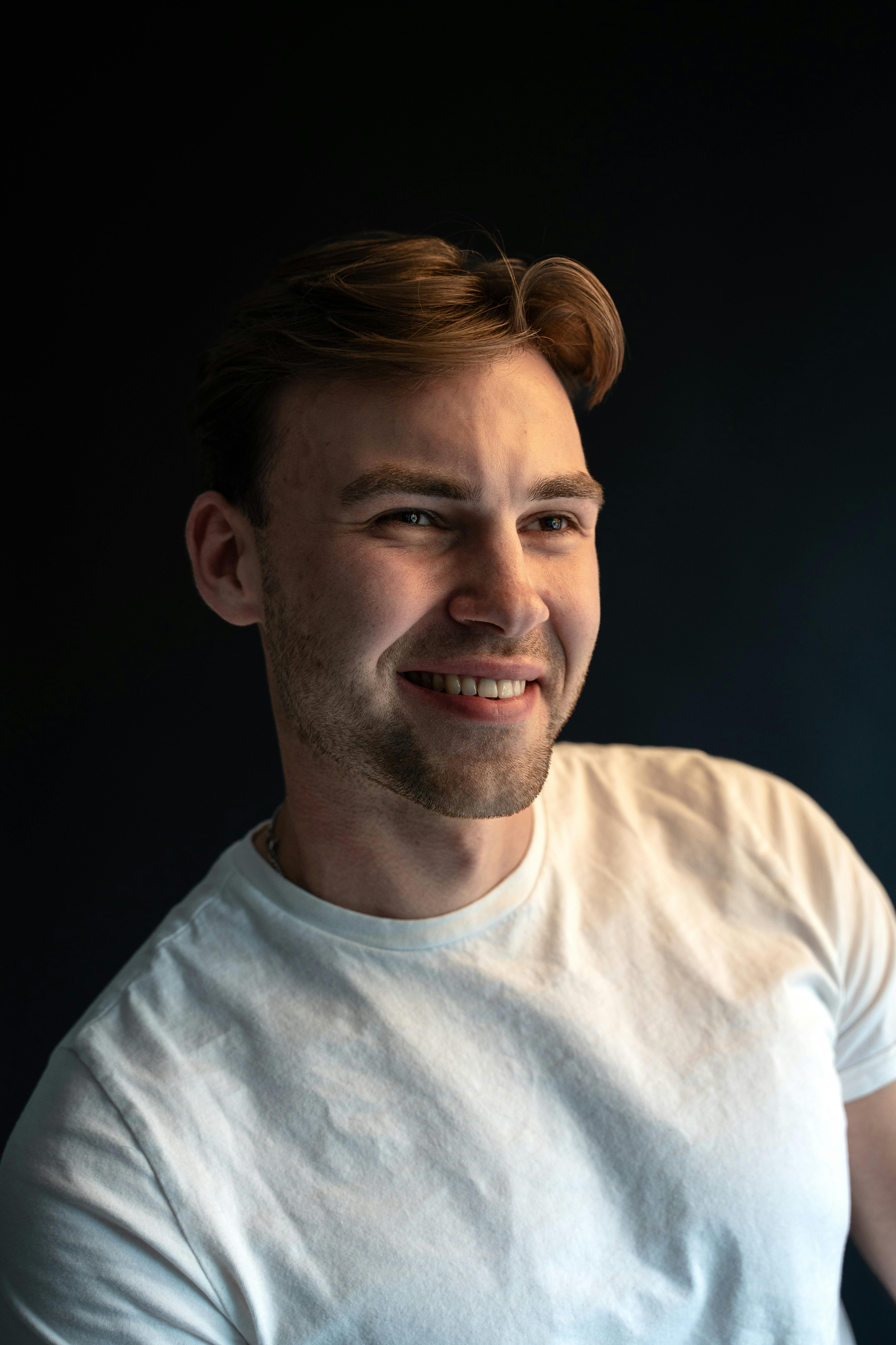 Un homme qui sourit | Source : Pexels