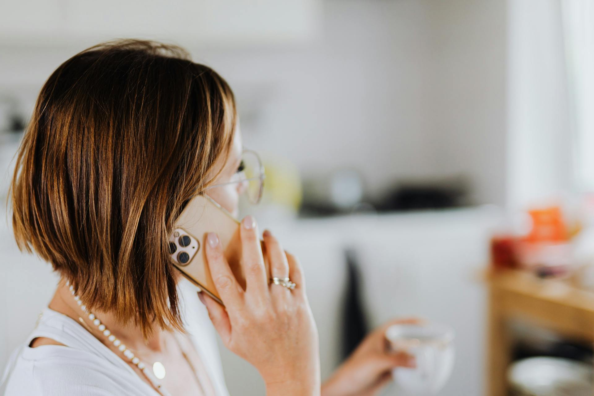 Une femme au téléphone | Source : Pexels