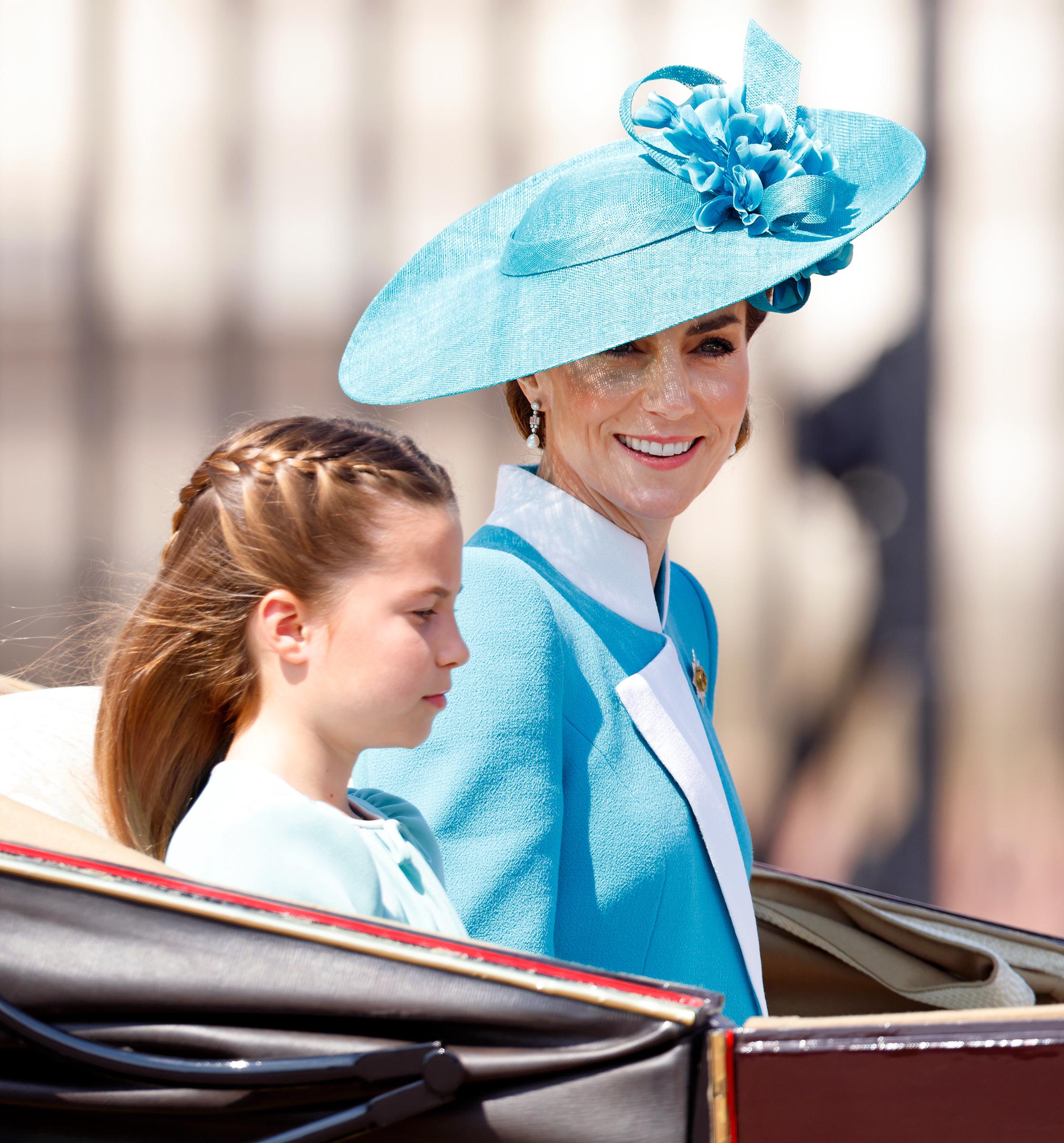 Catherine, princesse de Galles, est radieuse, assise à côté de la princesse Charlotte dans la calèche. La ressemblance frappante du duo fait bourdonner les réseaux sociaux.