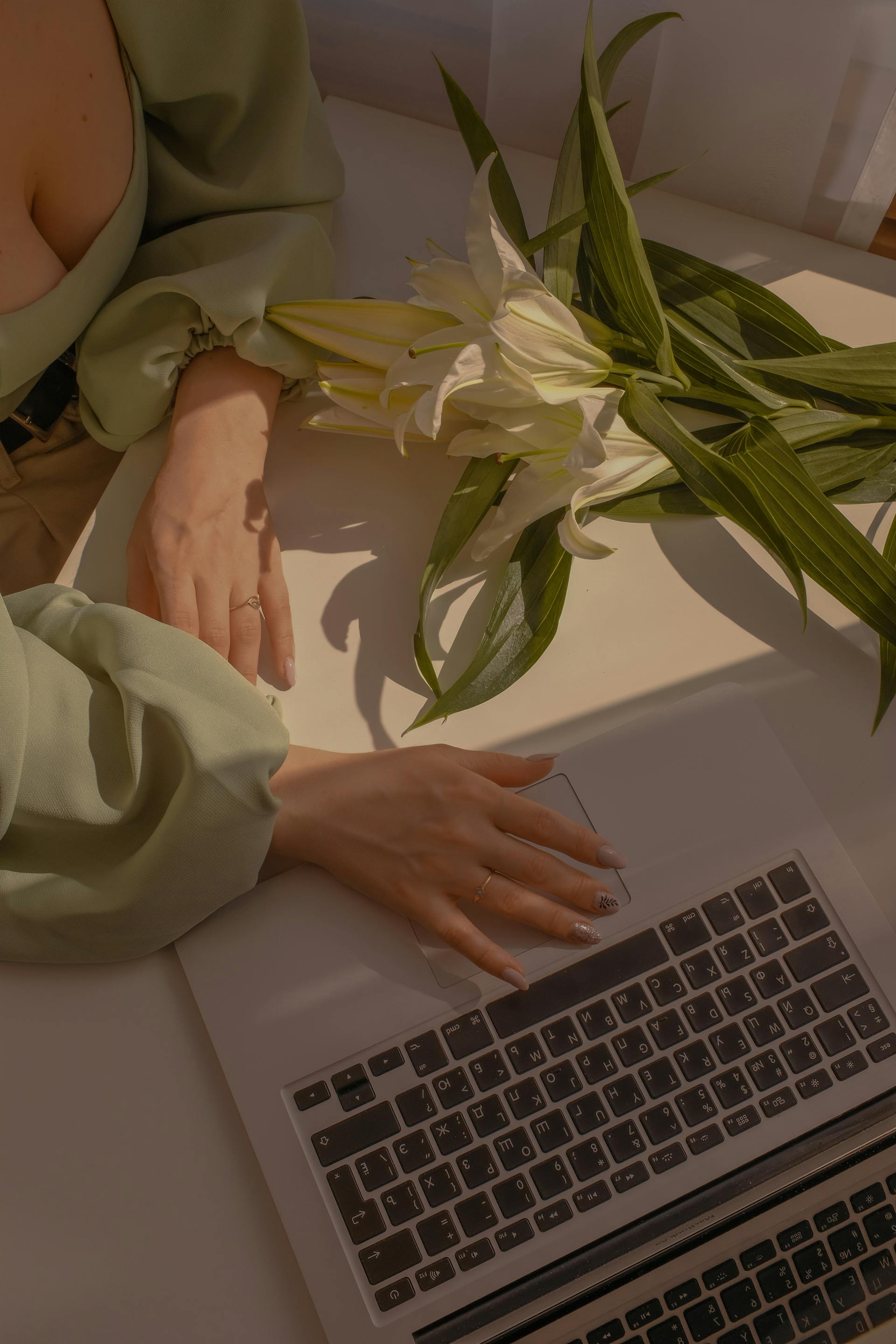 Gros plan sur une femme travaillant sur son ordinateur portable | Source : Pexels