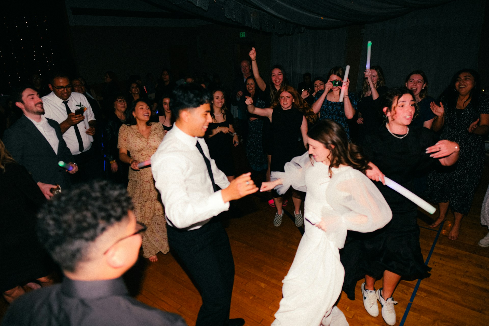 Des gens dansent lors d'une réception de mariage | Source : Unsplash