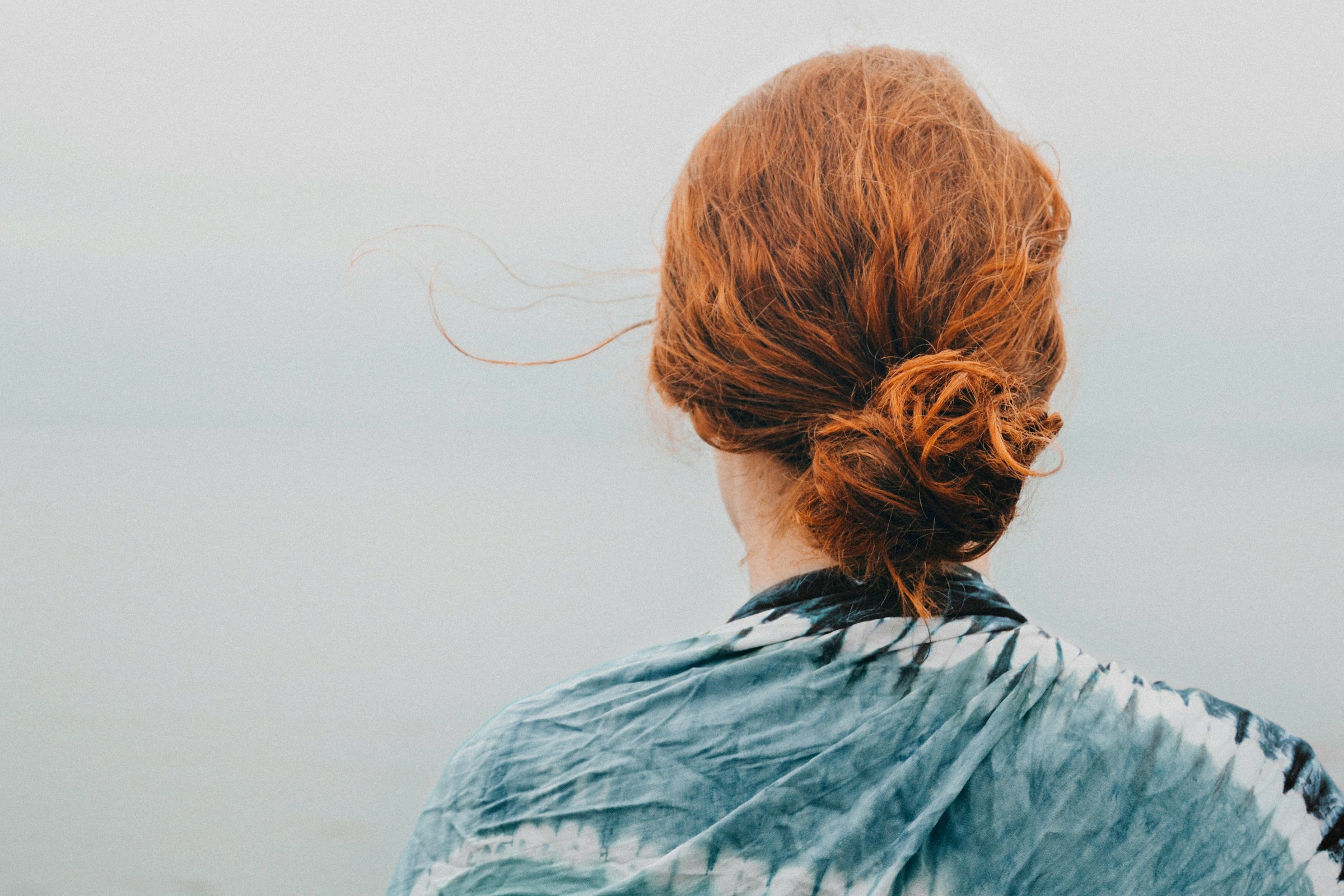 Une femme qui montre ses cheveux roux | Source : Unsplash