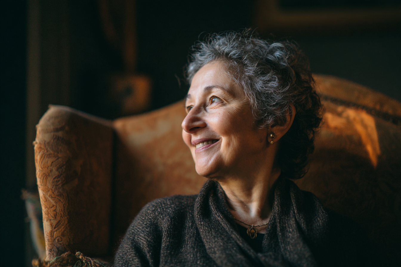 Une femme âgée qui sourit | Source : Midjourney