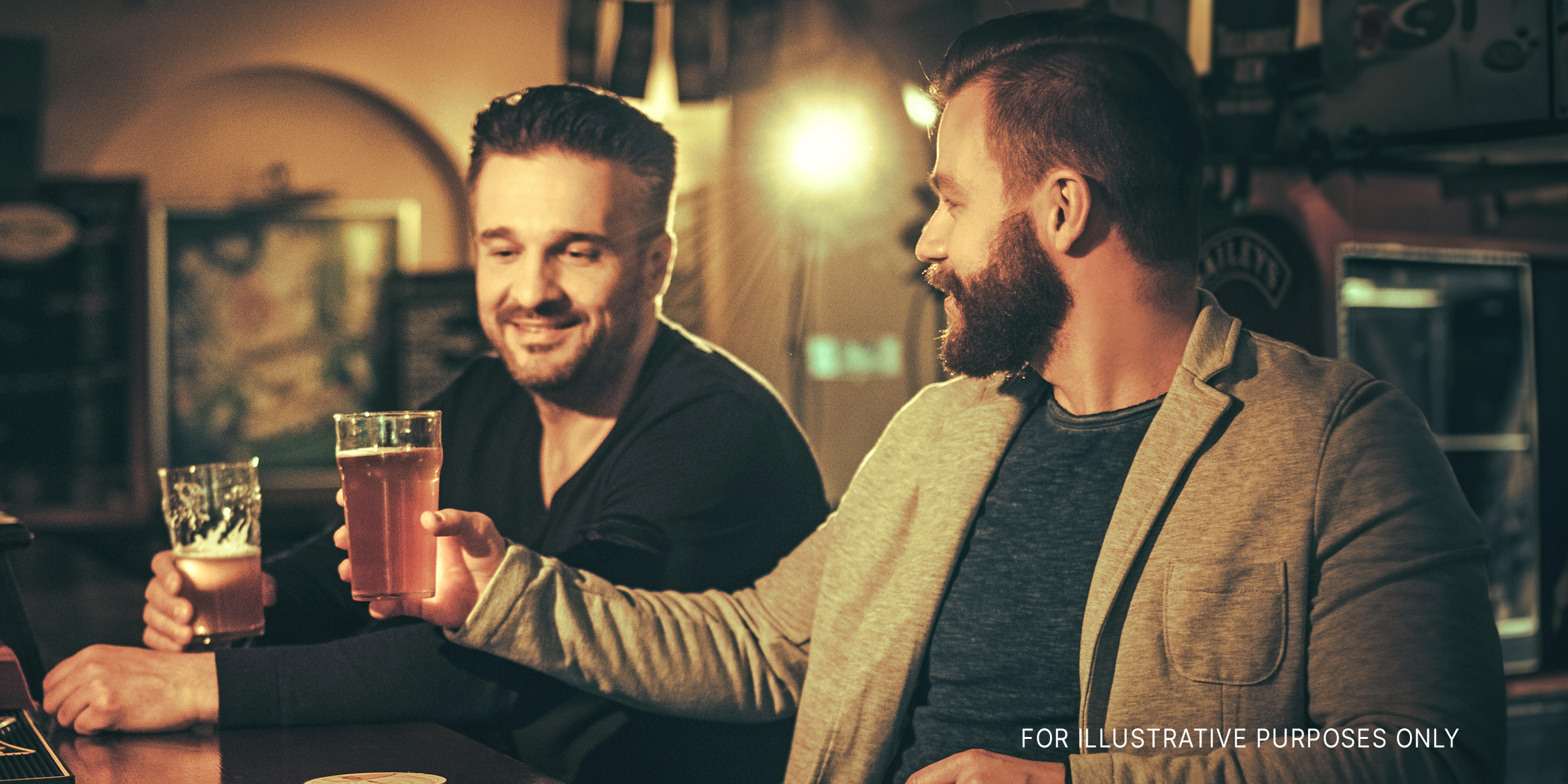 Deux hommes prennent un verre dans un pub | Source : Shutterstock