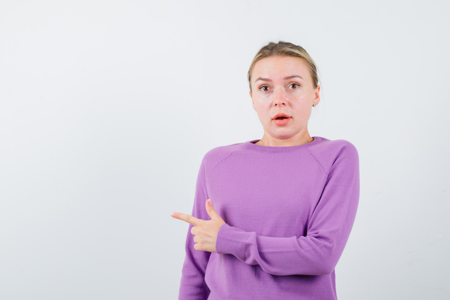Une femme qui pointe son doigt | Source : Freepik