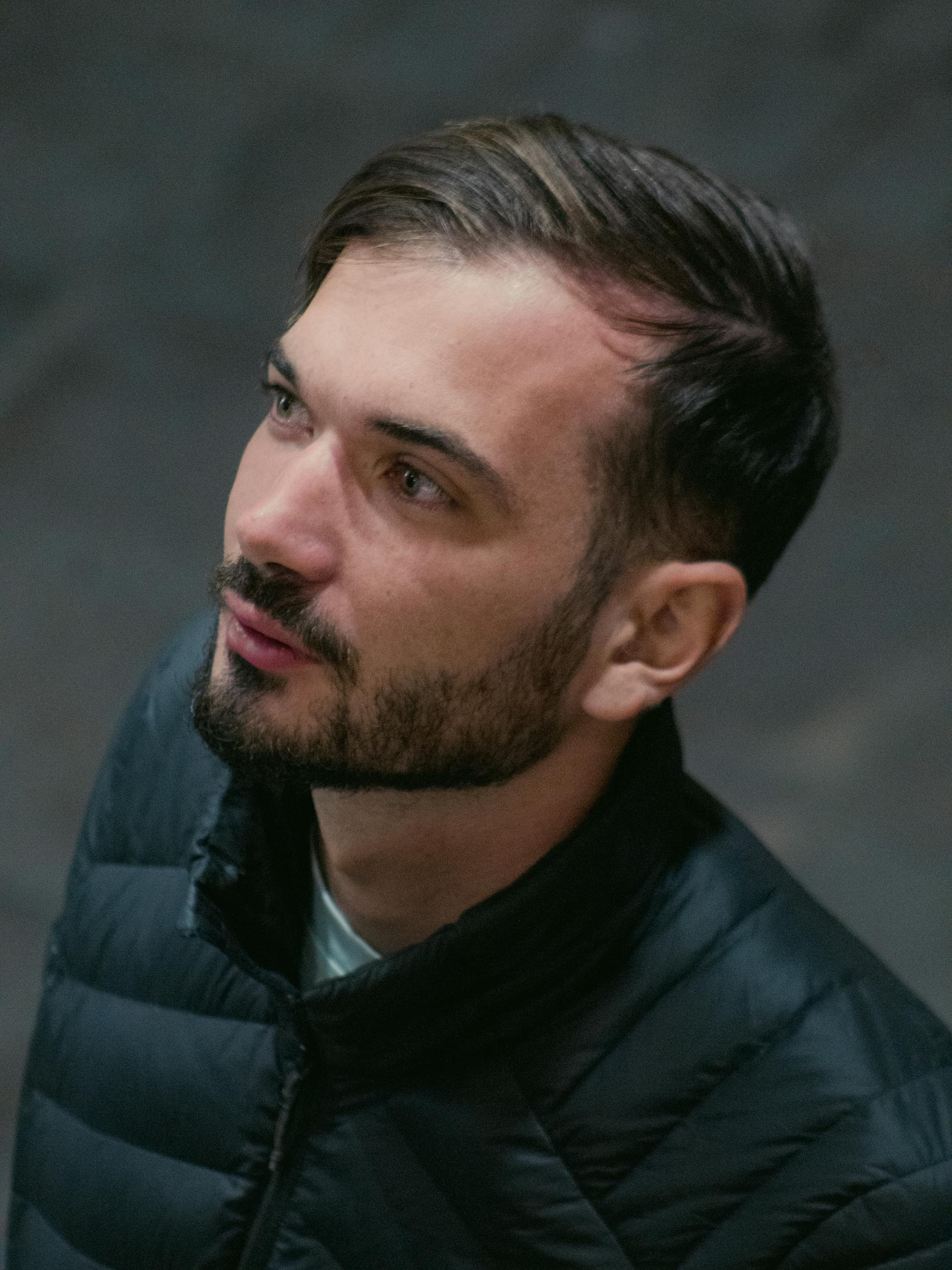 Un homme souriant légèrement | Source : Pexels