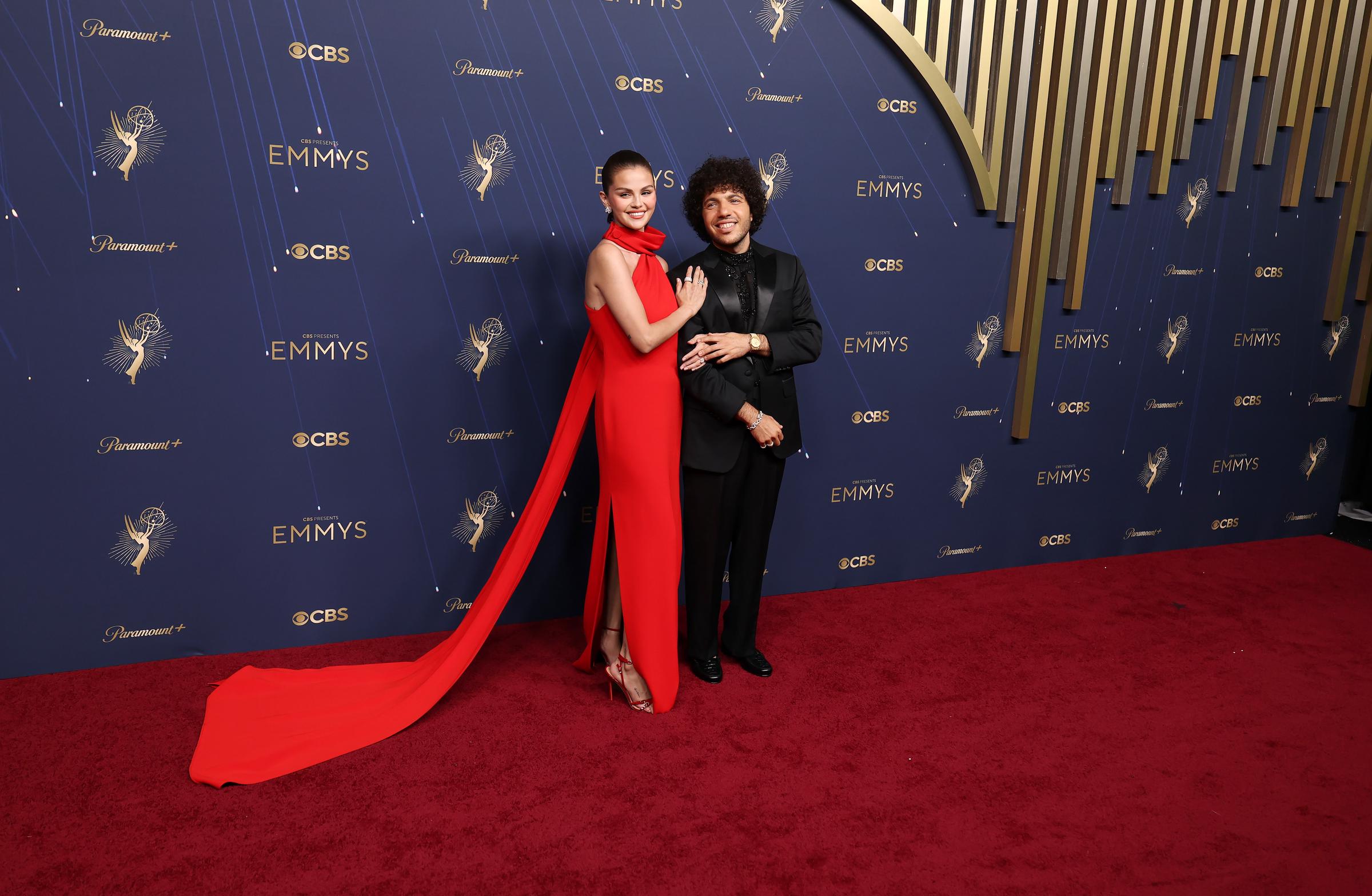 Selena Gomez, vêtue d'une longue robe rouge, a foulé le tapis rouge des Emmys au bras de Benny Blanco. Vêtu d'un ensemble entièrement noir, Blanco était tout sourire aux côtés de sa fiancée. Le couple semblait heureux et amoureux.