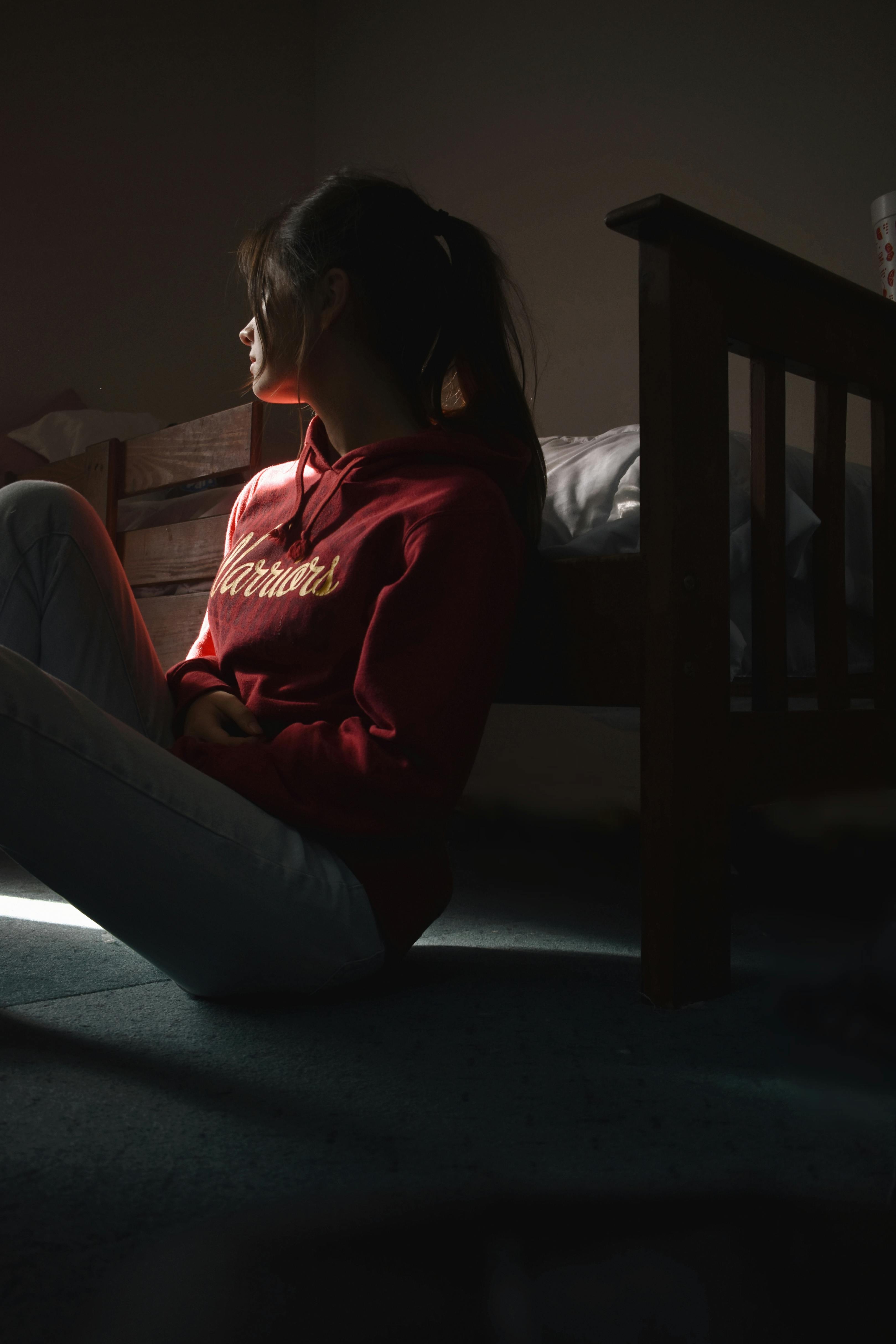 Une femme triste assise sur le sol | Source : Pexels