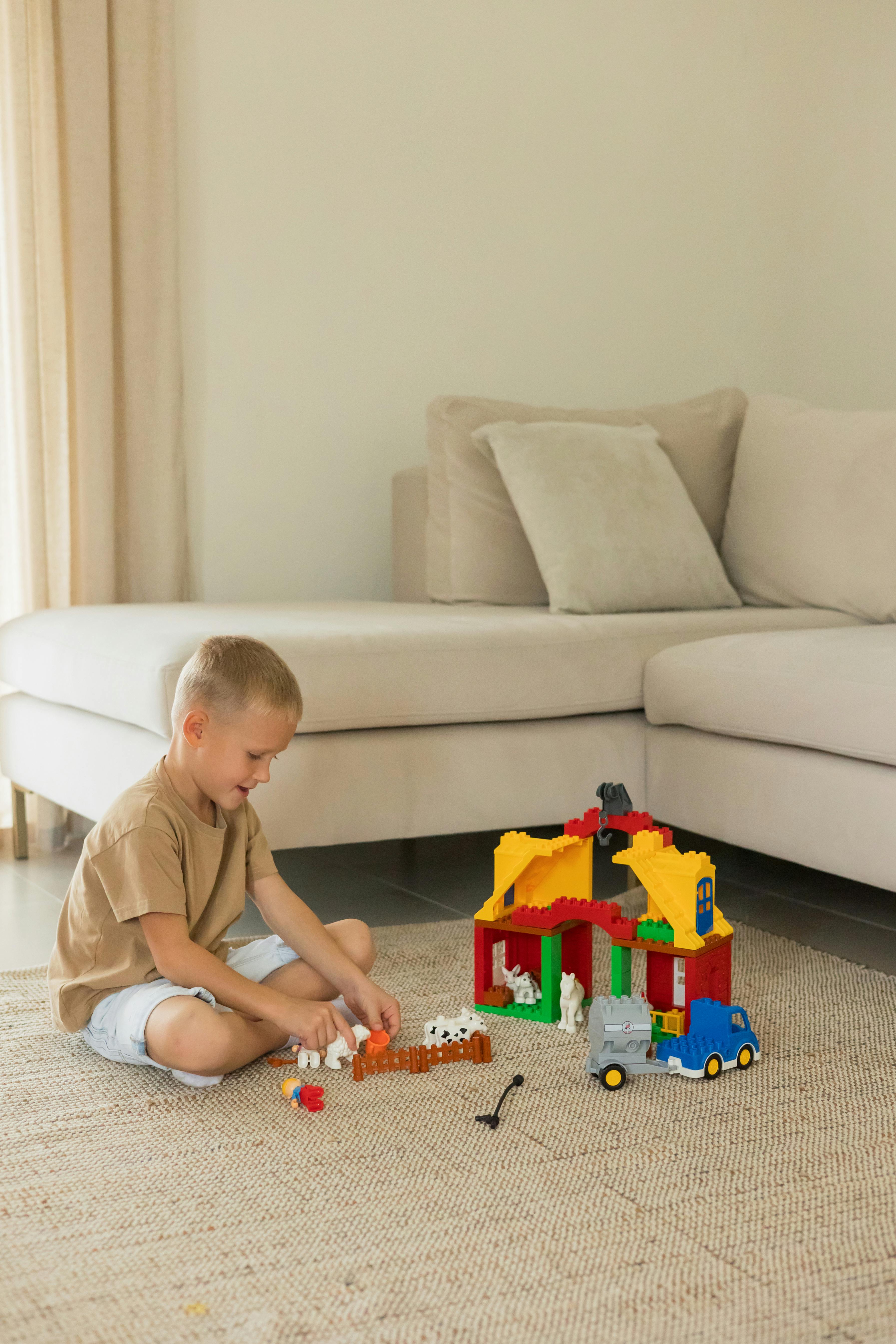 Un petit garçon qui joue sur un tapis | Source : Pexels