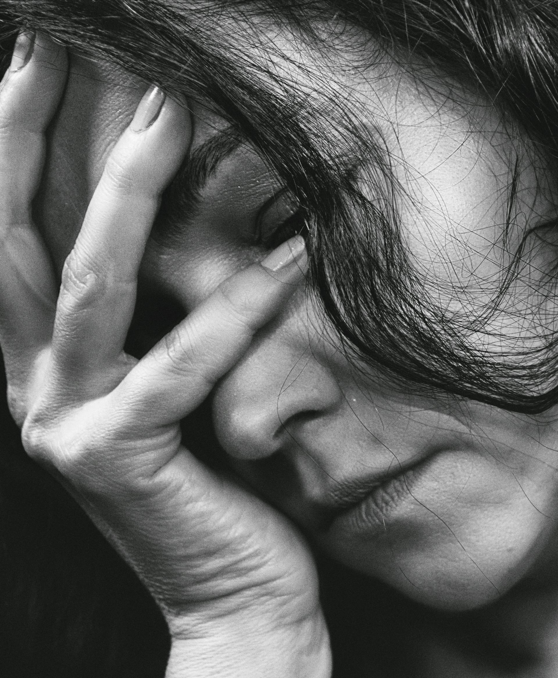 Une femme qui repose sa tête dans sa main | Source : Pexels