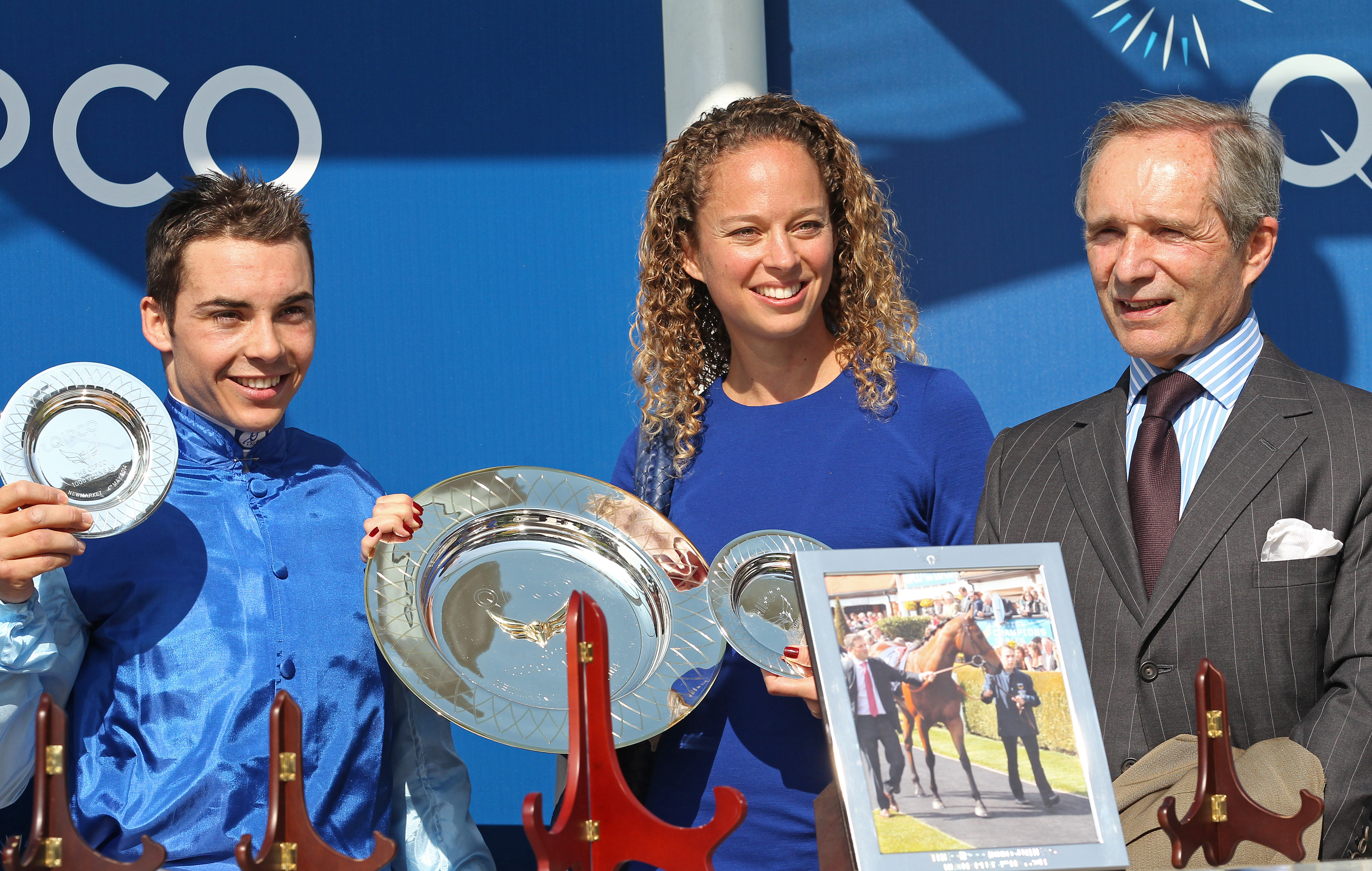 Maxime Guyon, Diane Wildenstein et André Fabre photographiés avec les trophées du Newmarket Rowley Mile, le 4 mai 2014, à Newmarket, en Angleterre. | Source : Getty Images